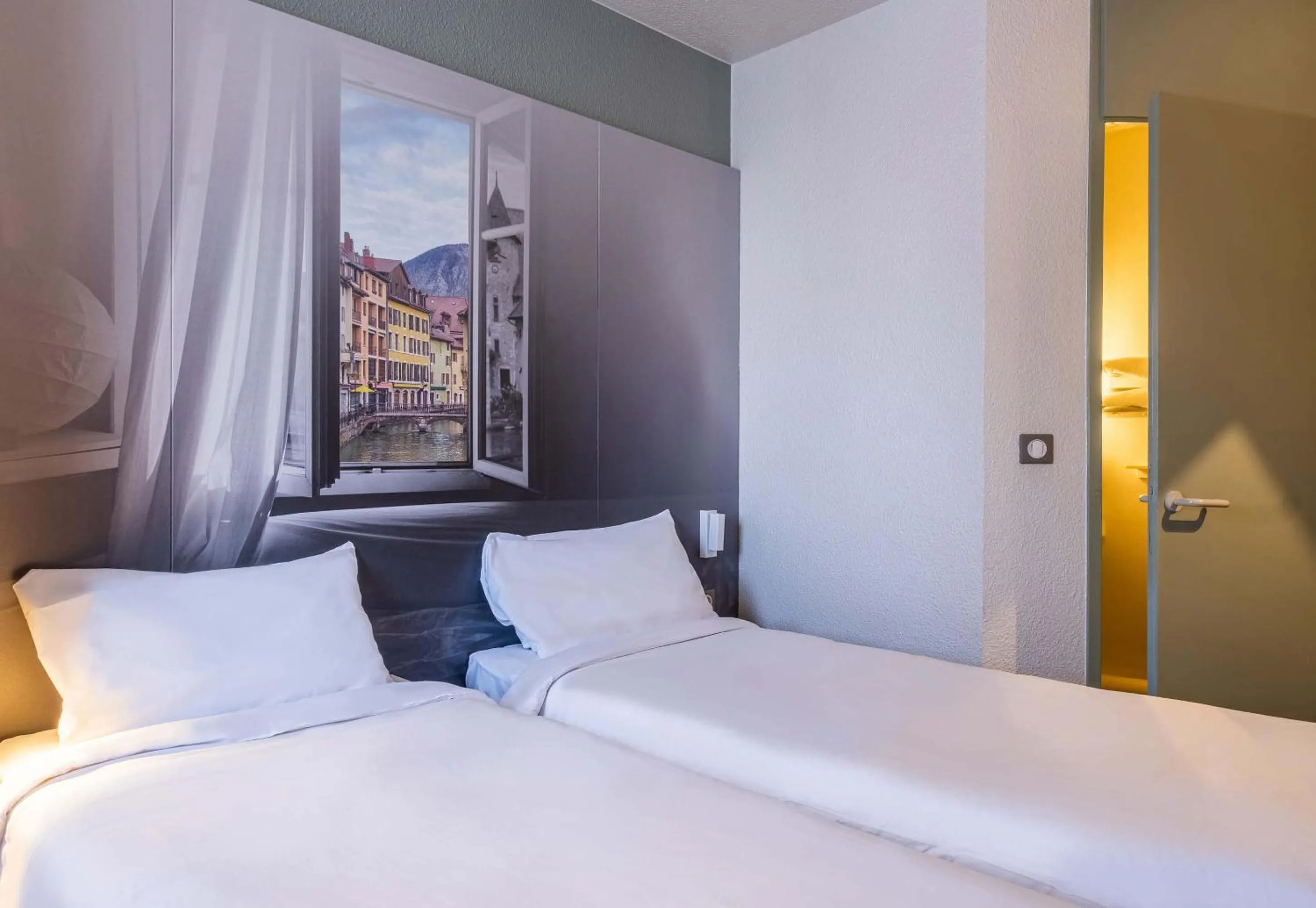 Bed in B&B HOTEL Annecy Argonay