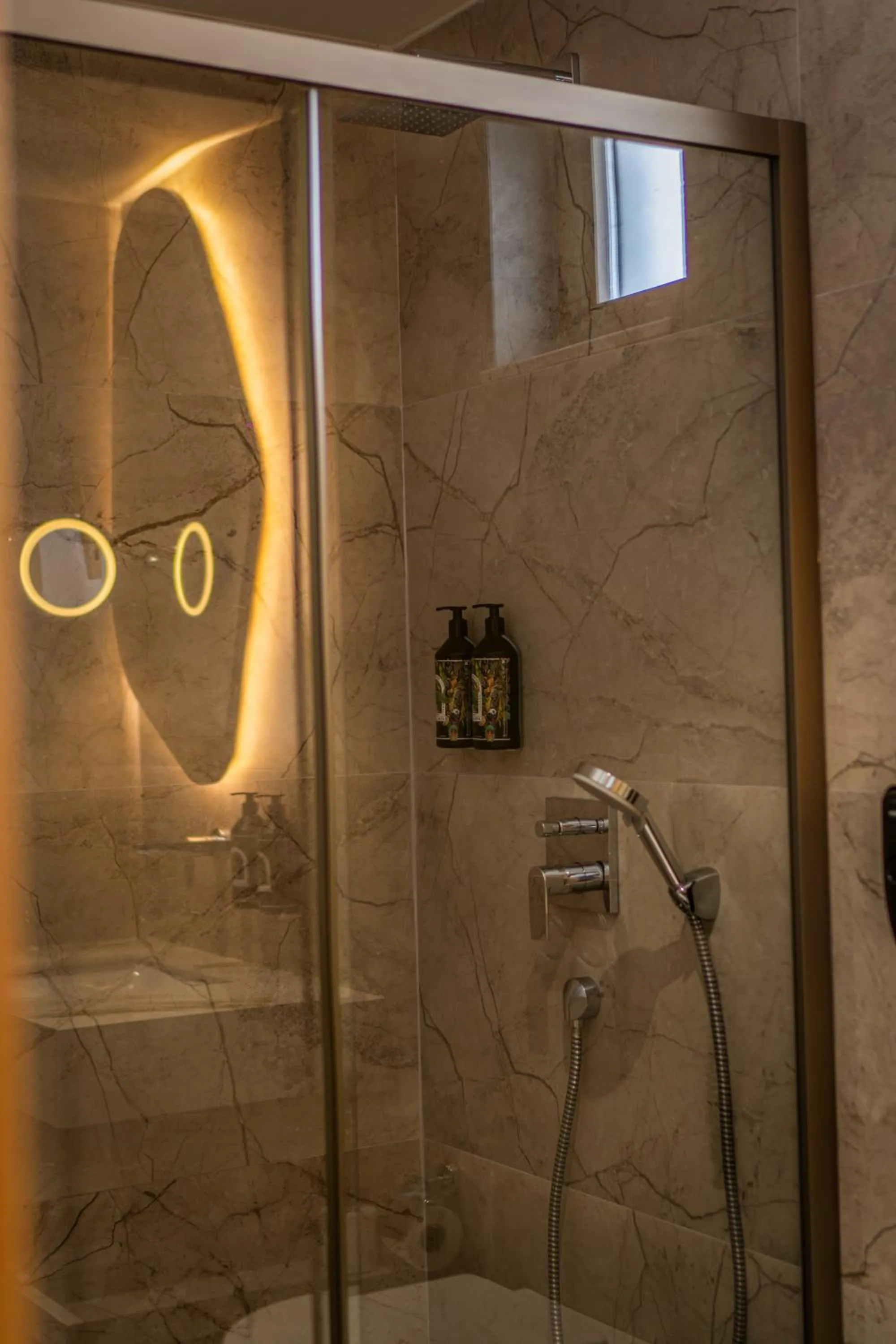 Shower in The Marni Hotel - Adults Only 12 Plus