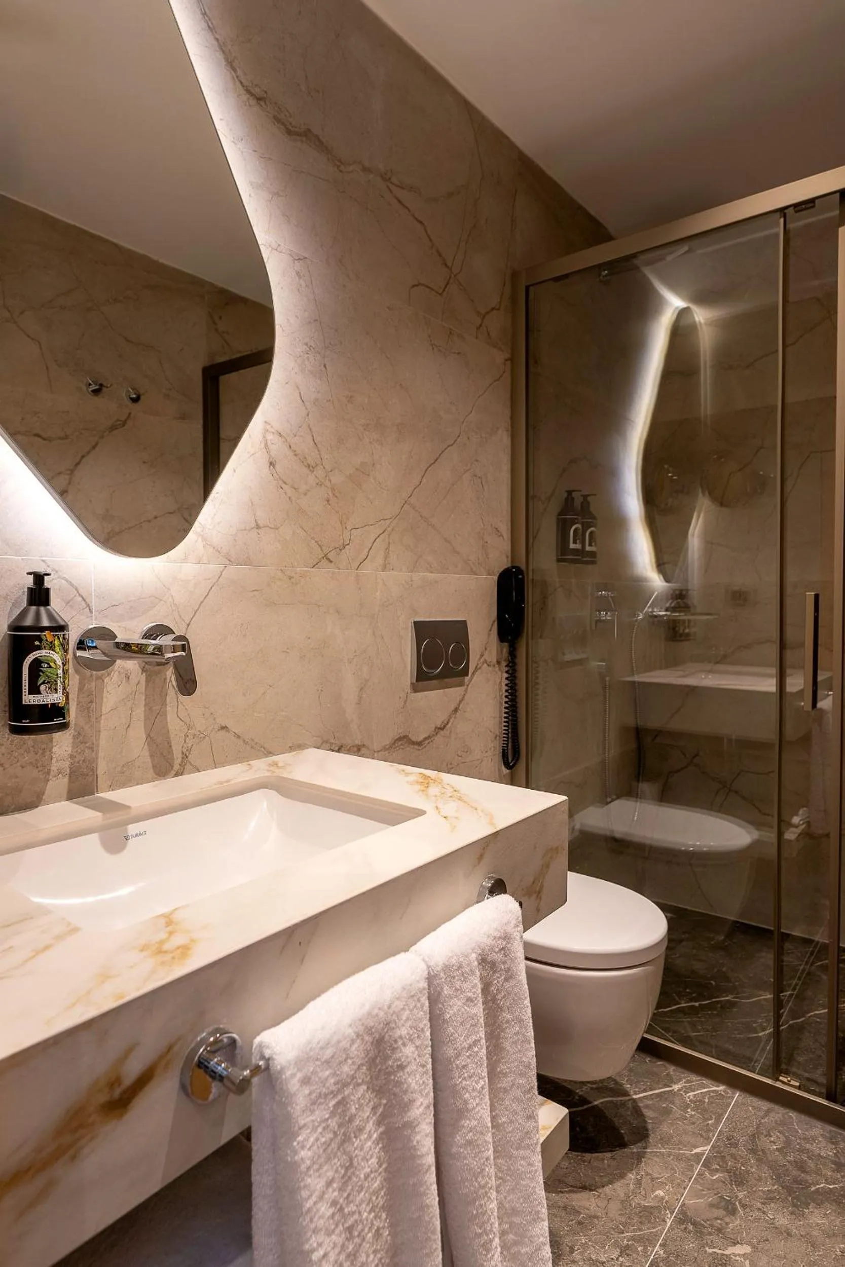 Shower in The Marni Hotel - Adults Only 12 Plus