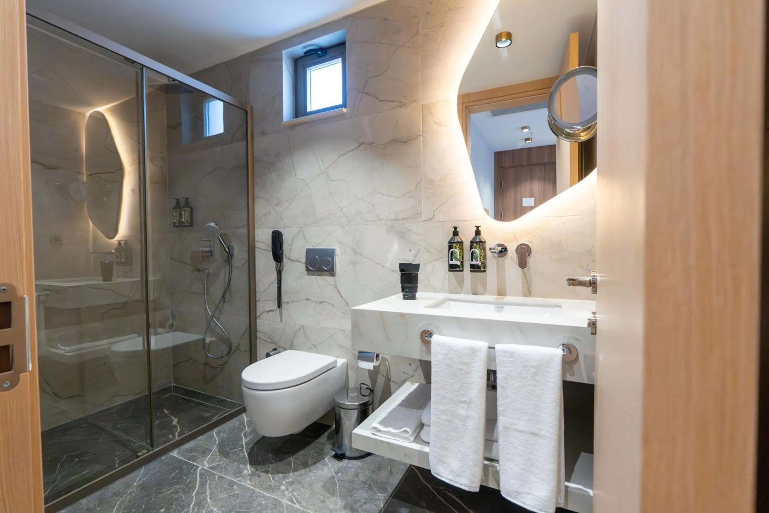 Shower in The Marni Hotel - Adults Only 12 Plus