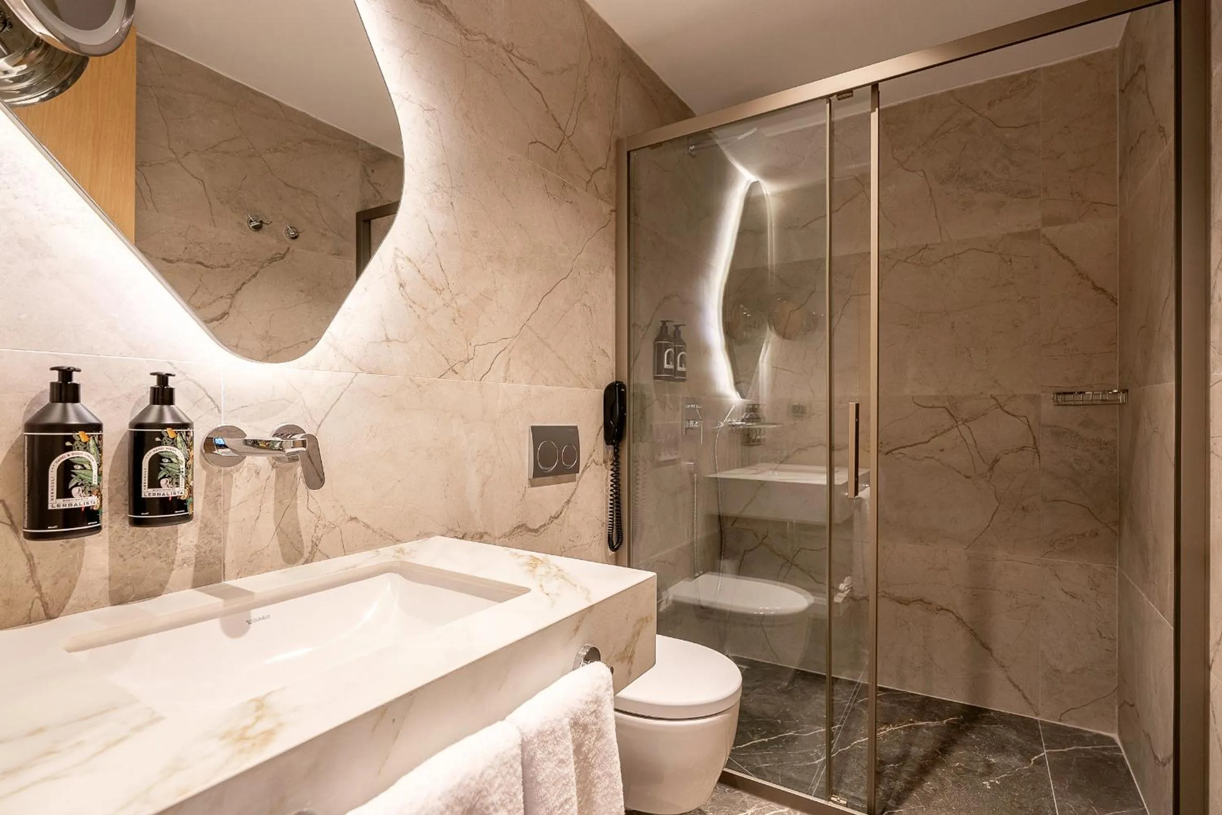 Shower in The Marni Hotel - Adults Only 12 Plus