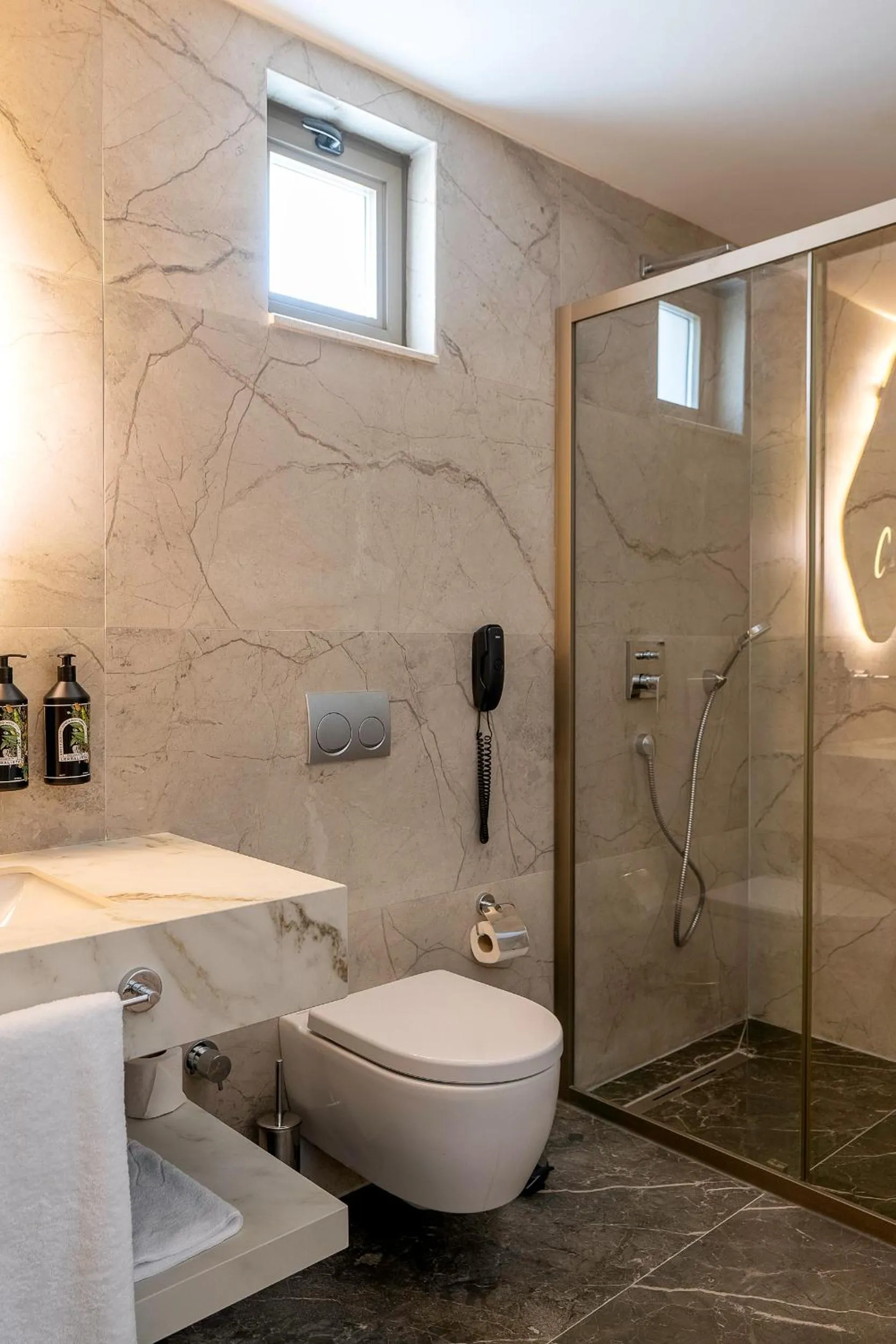 Shower in The Marni Hotel - Adults Only 12 Plus