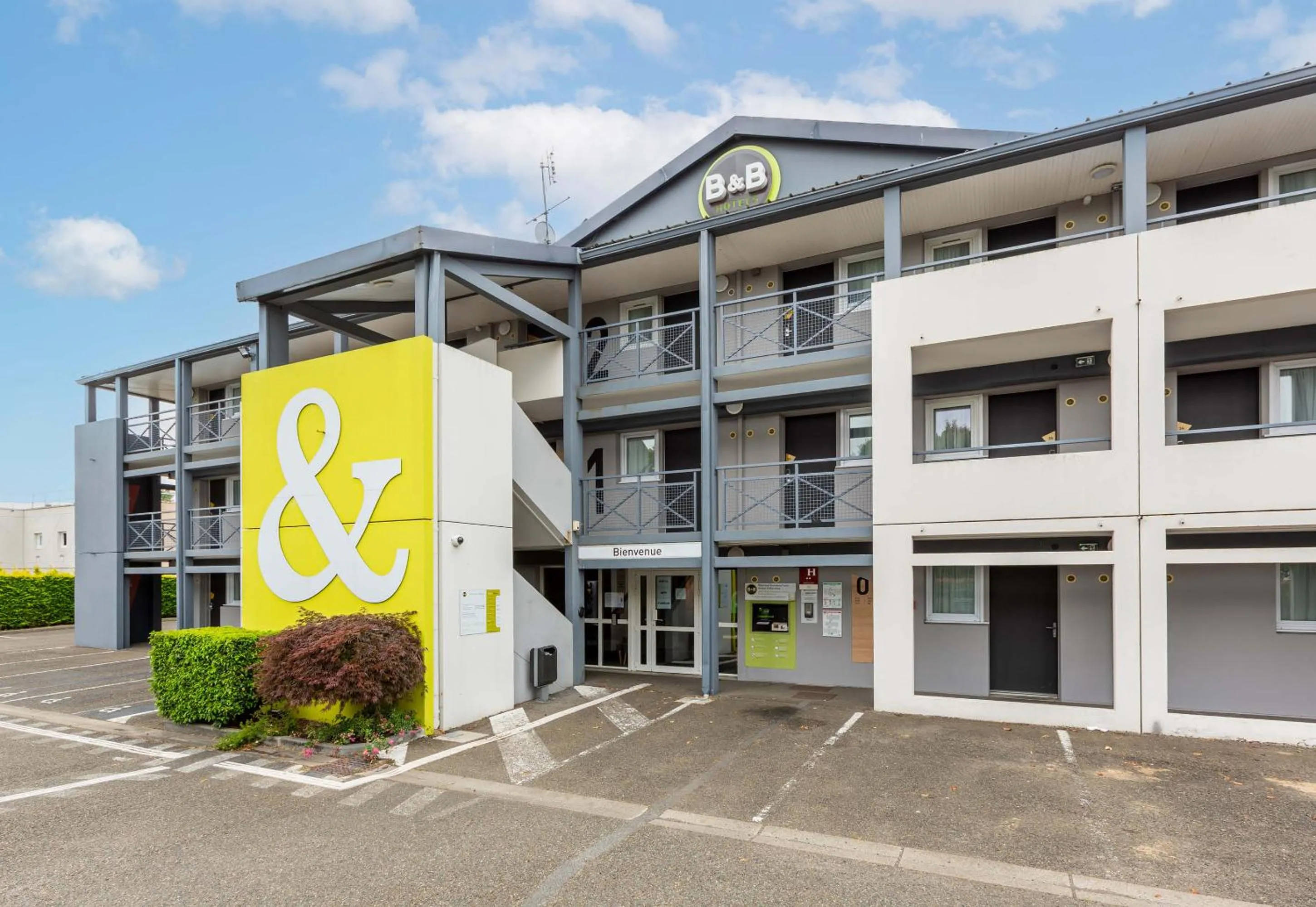 Property building in B&B HOTEL CHARTRES Le Forum