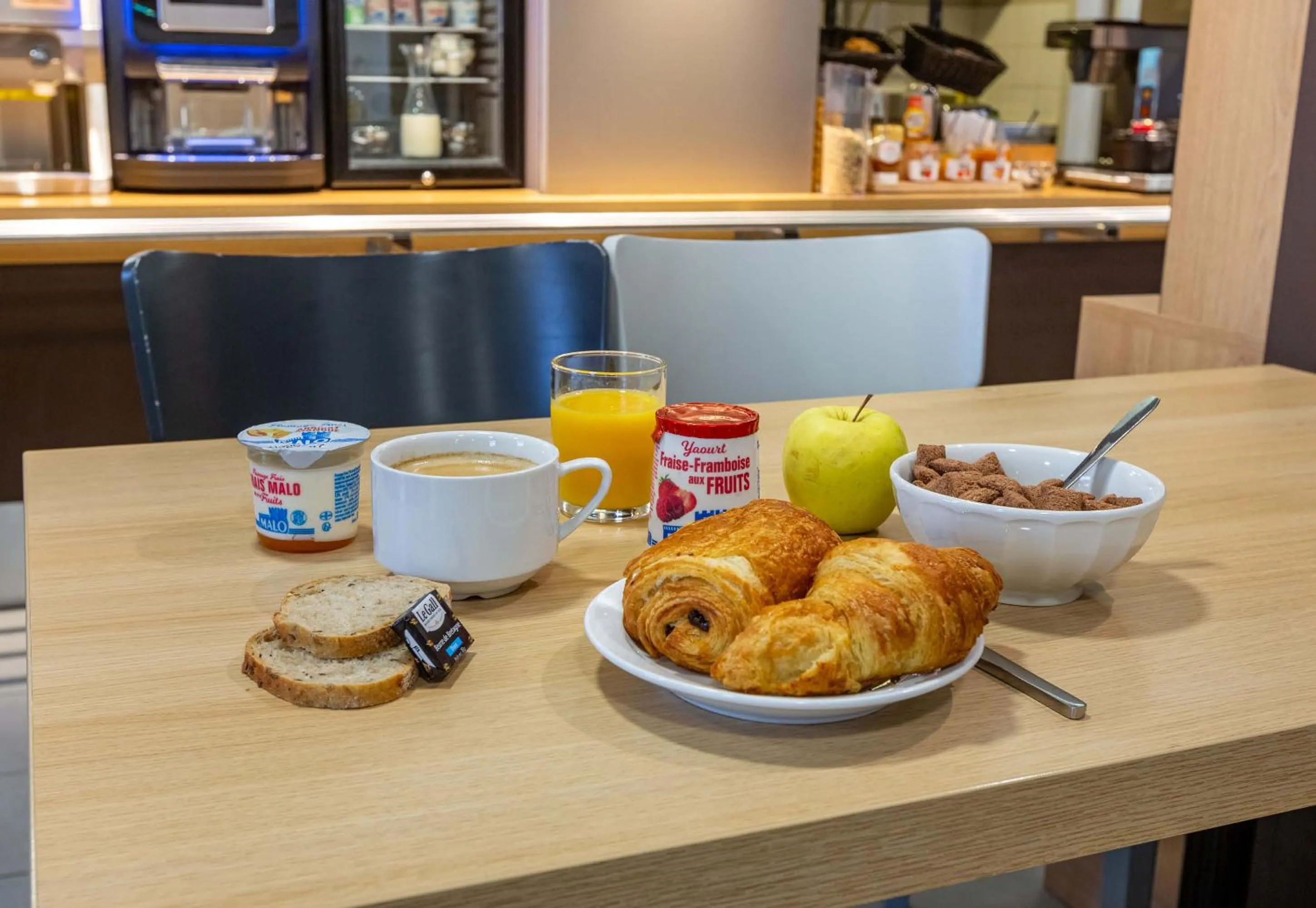 Buffet breakfast in B&B HOTEL CHARTRES Le Forum