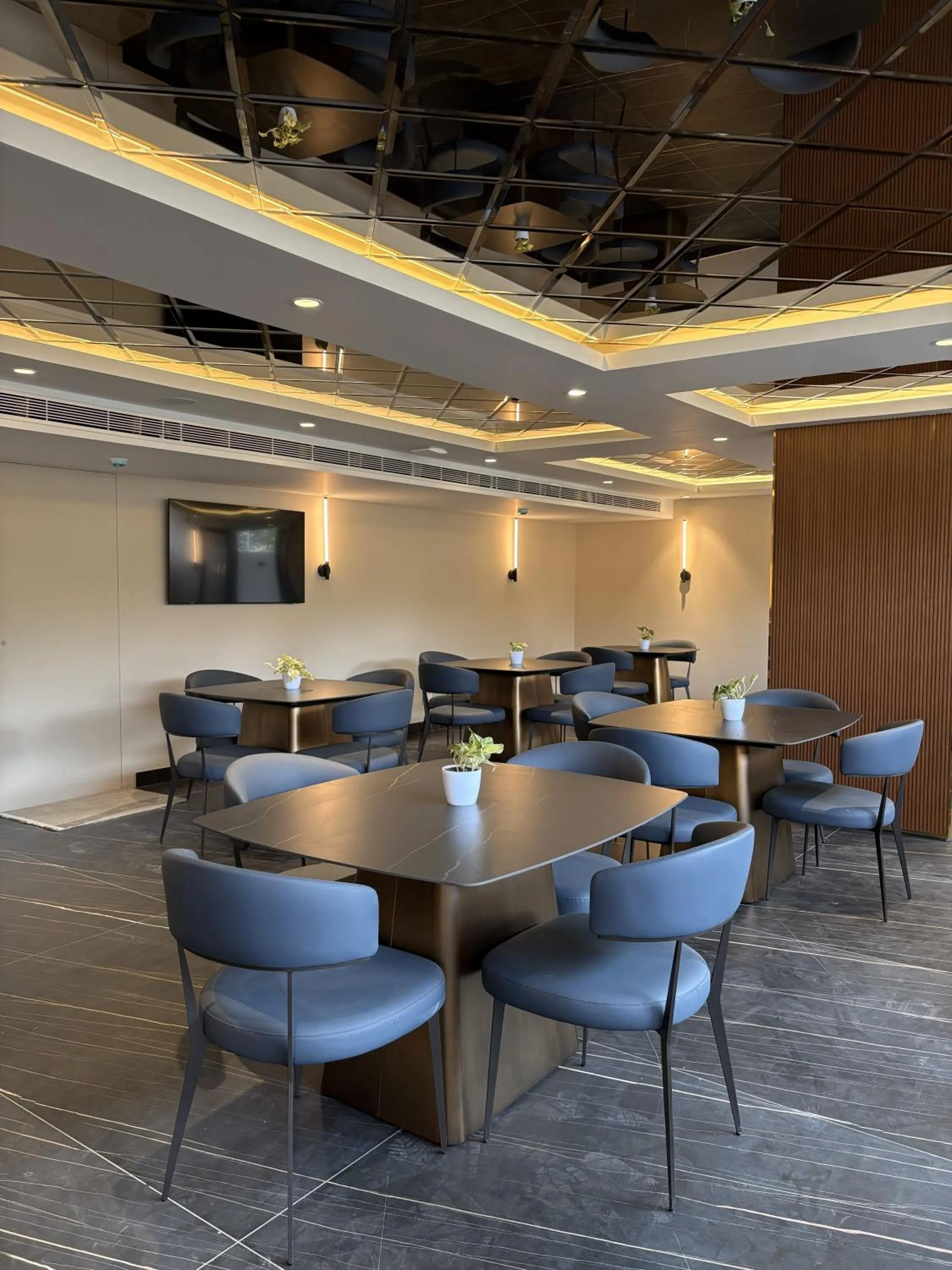 Restaurant/places to eat in Zipp Hotel Rosalba
