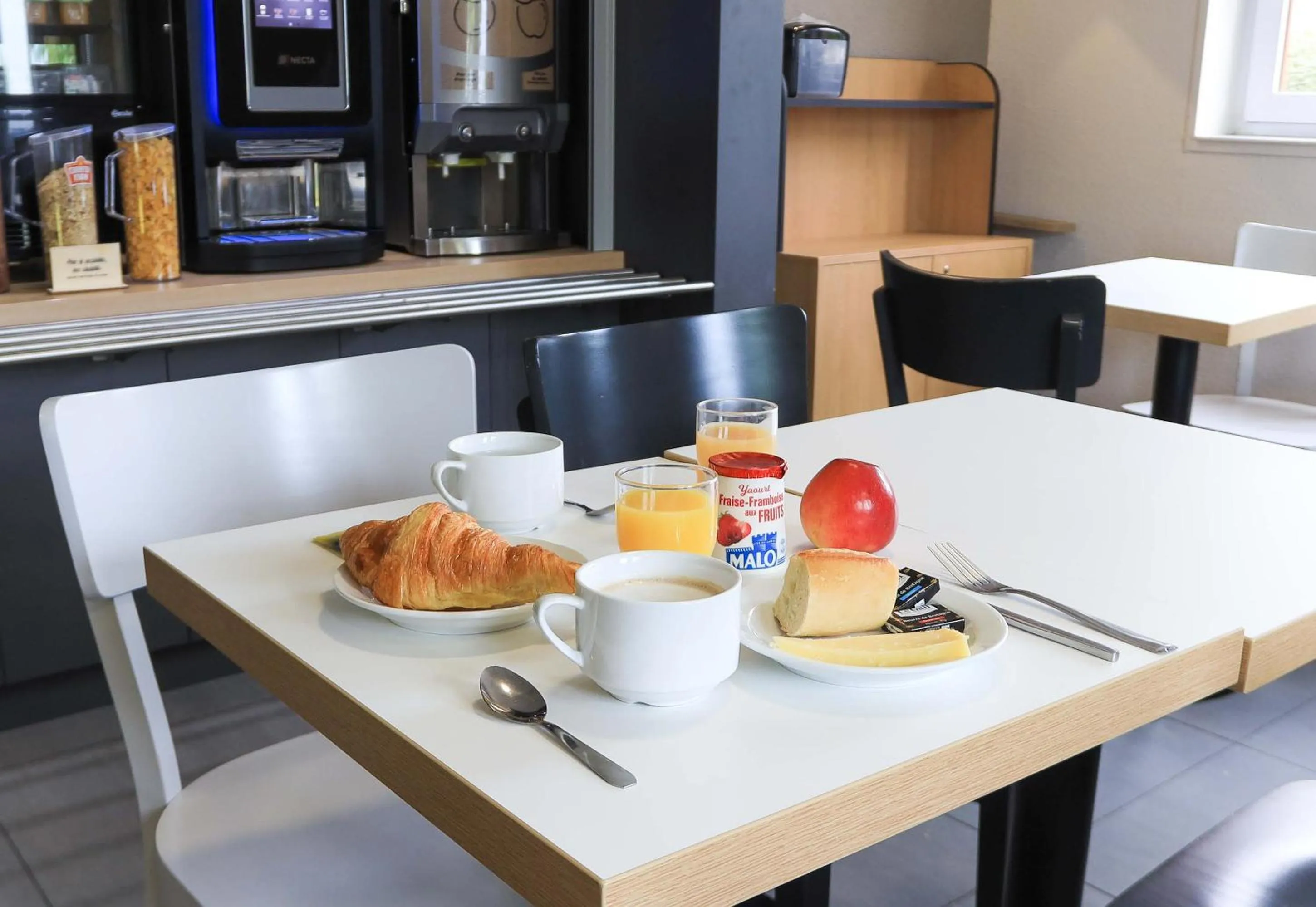 Breakfast in B&B HOTEL Beaune Sud 2