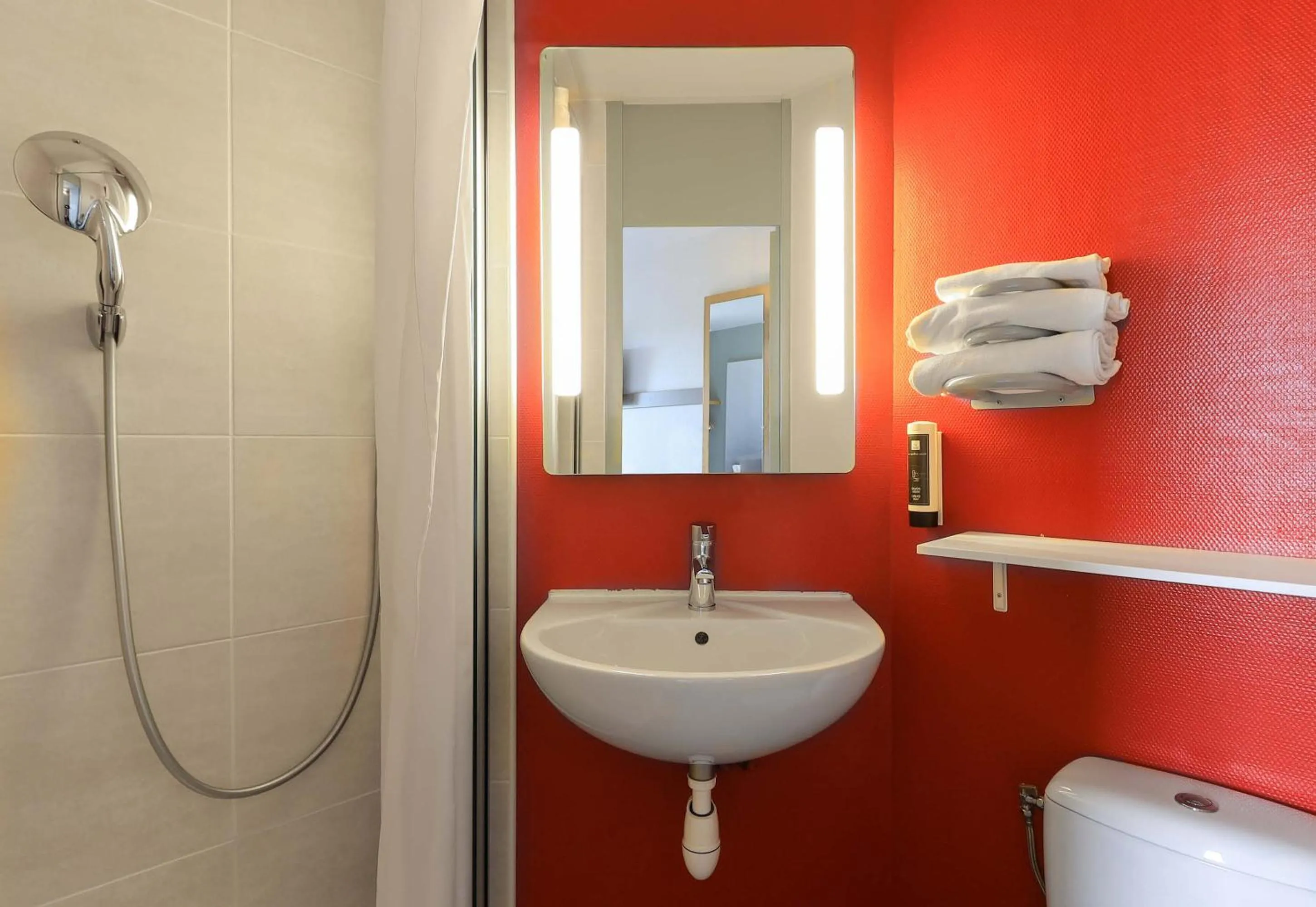 Bathroom in B&B HOTEL Beaune Sud 2