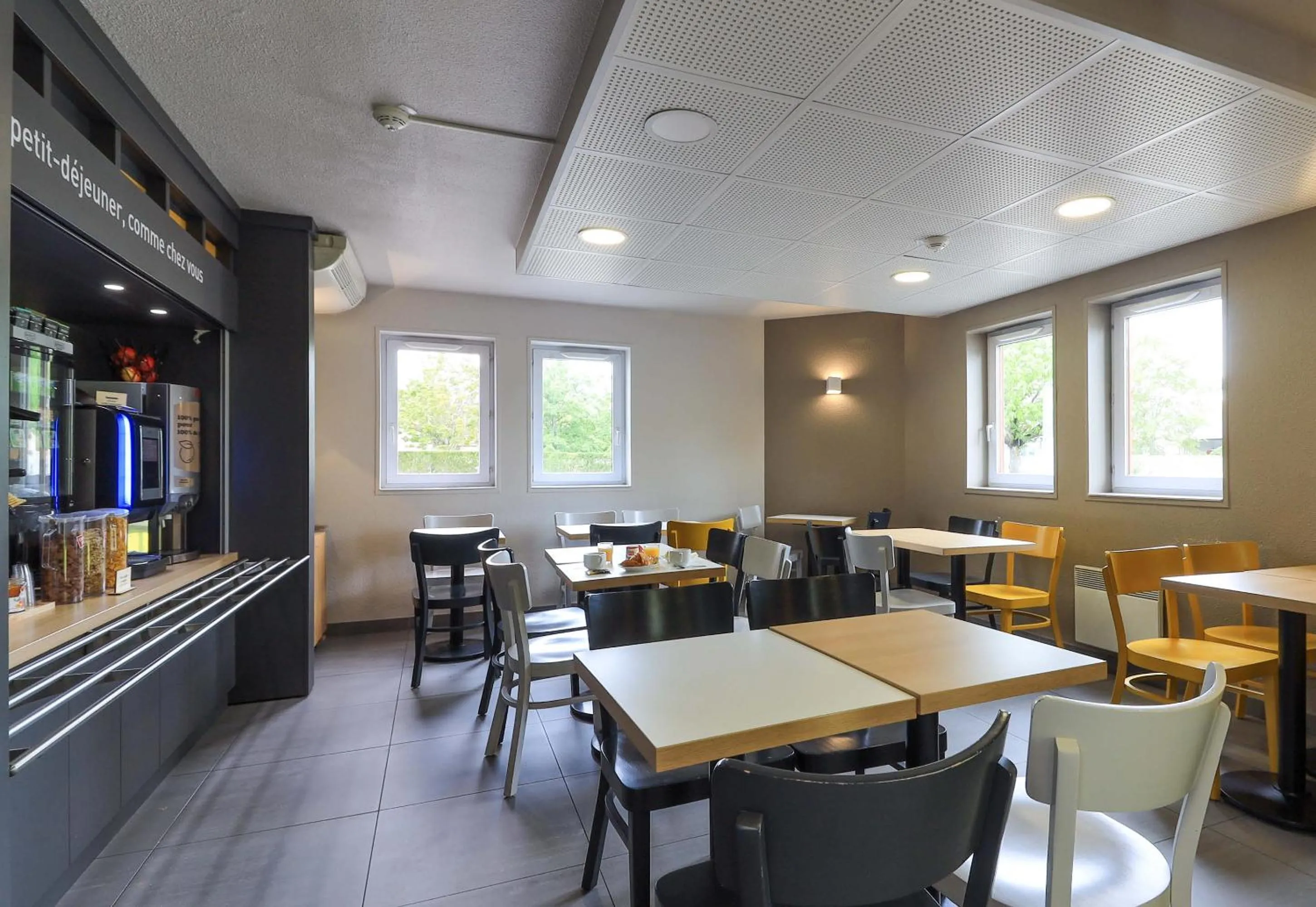 Breakfast in B&B HOTEL Beaune Sud 2