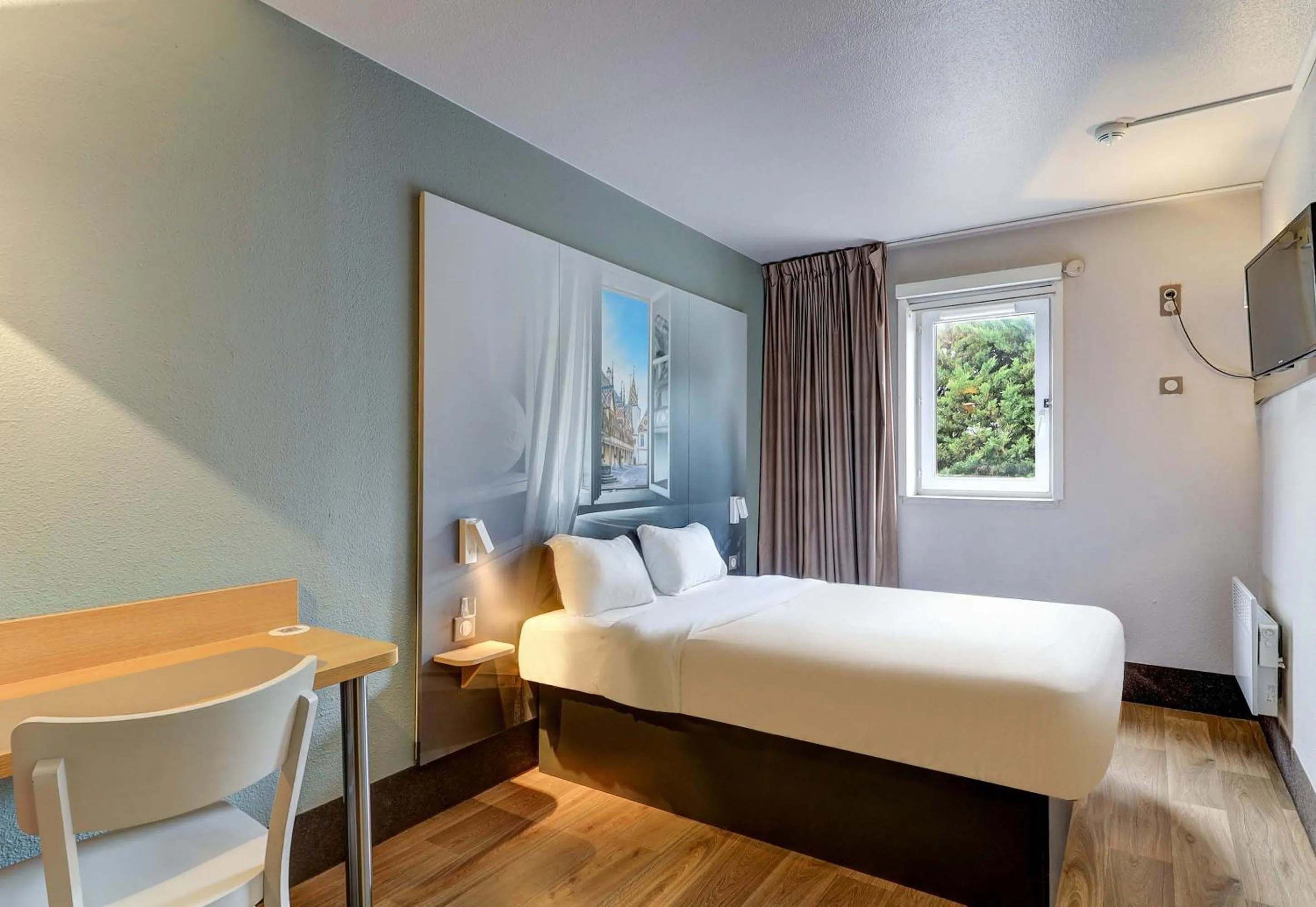 Bedroom, Bed in B&B HOTEL Beaune Sud 2