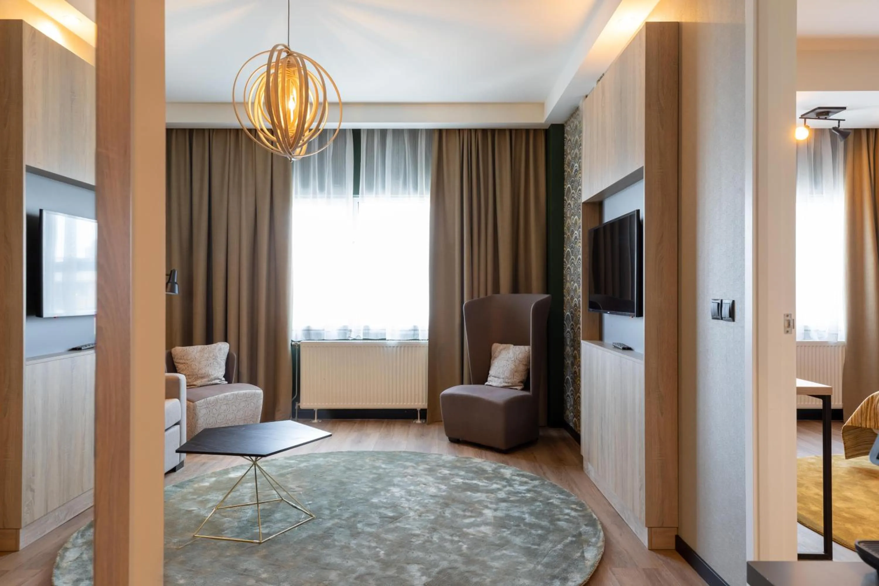 TV and multimedia in Shanghai Hotel Holland