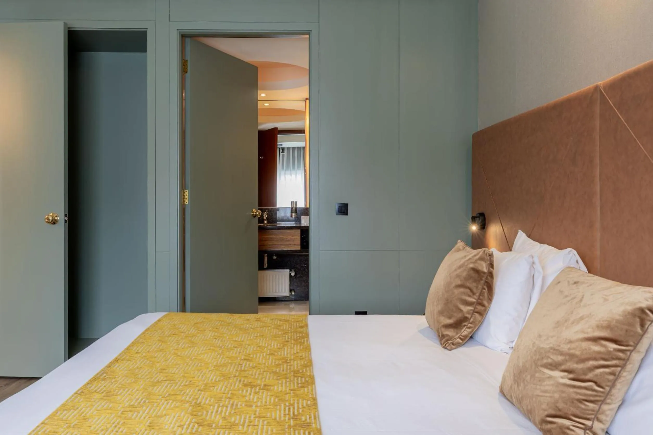 Bed in Shanghai Hotel Holland