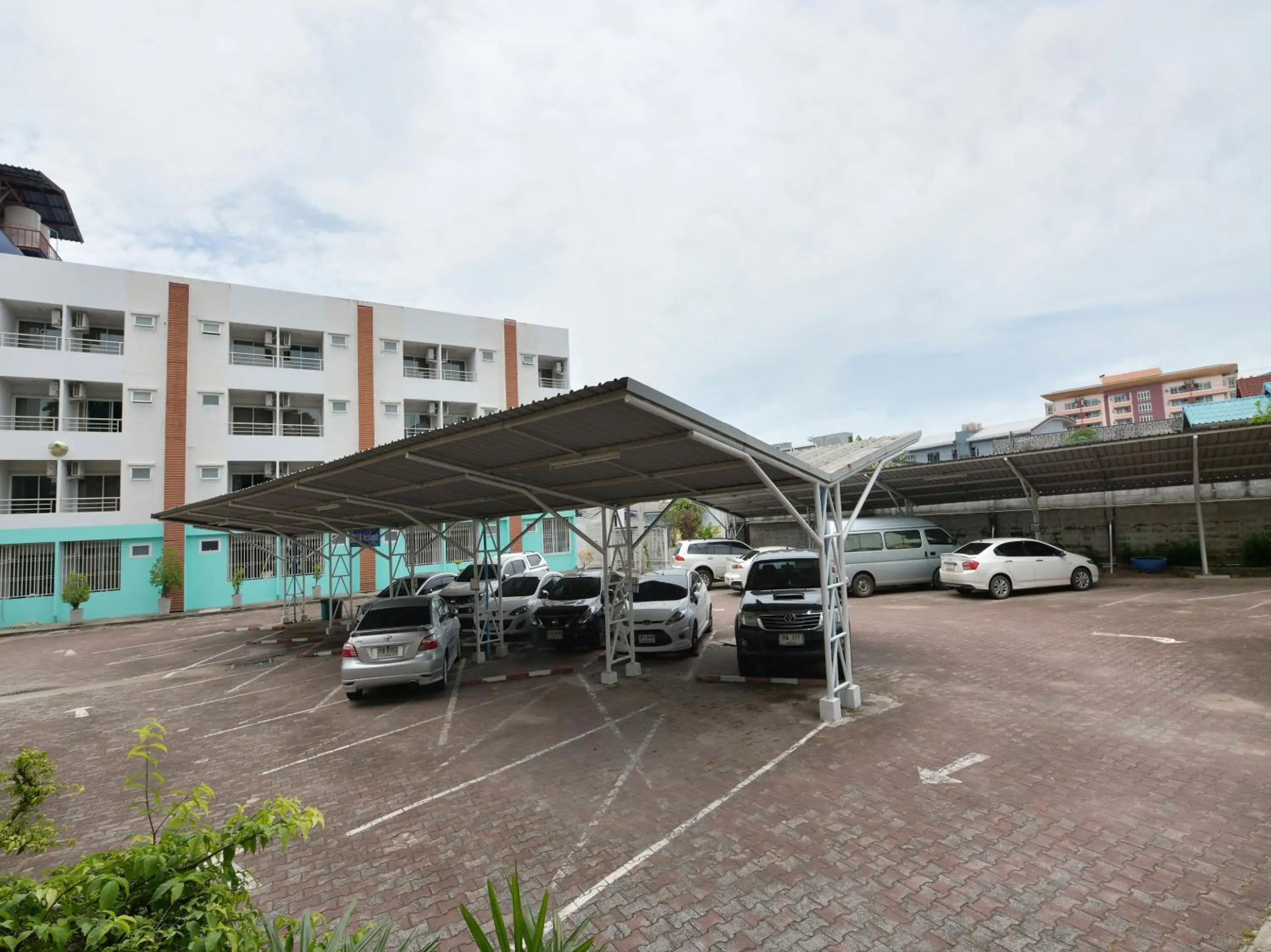 Facade/entrance in DD Residence Facade/entrance in DD Residence