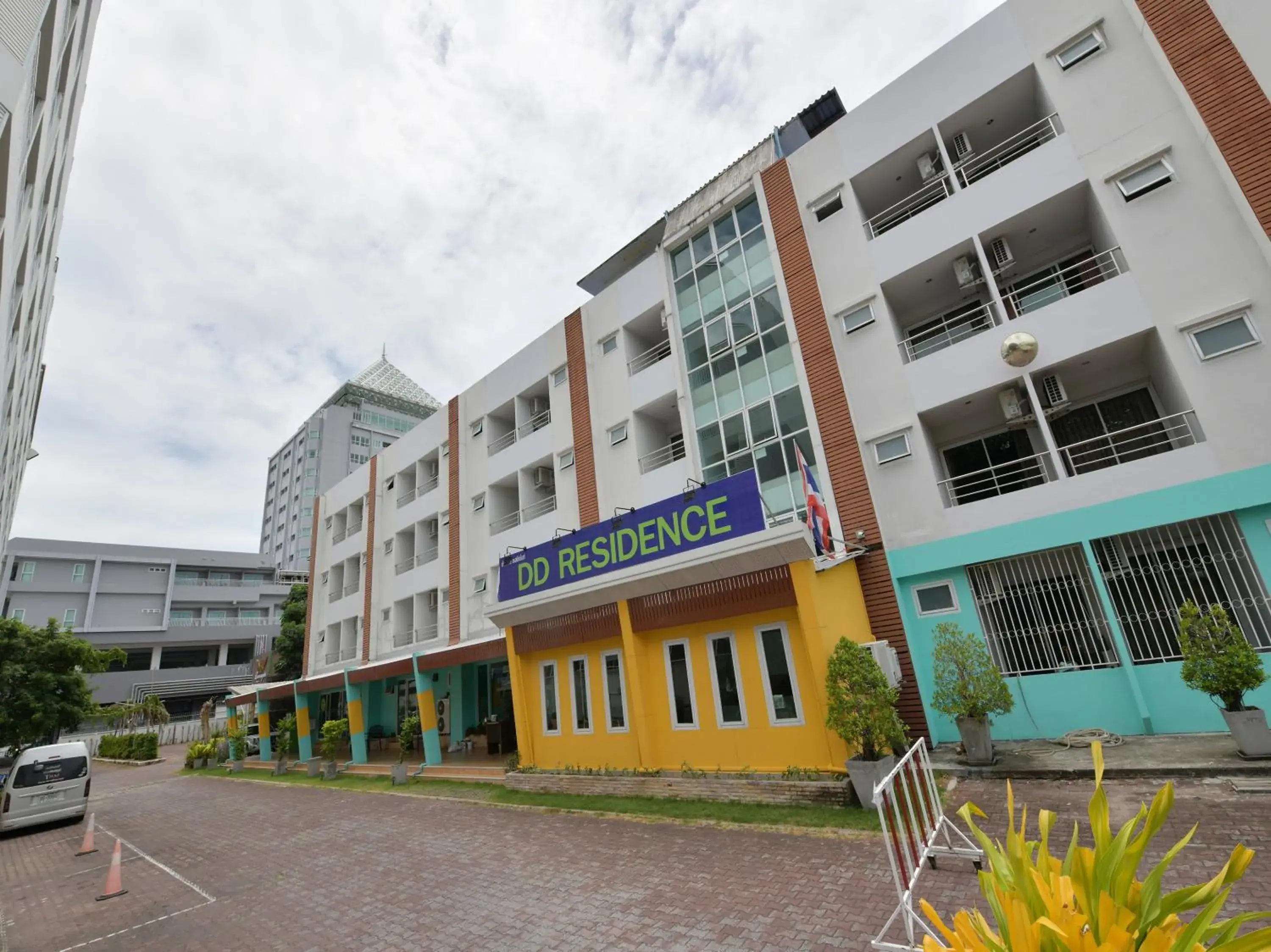 Facade/entrance in DD Residence Facade/entrance in DD Residence