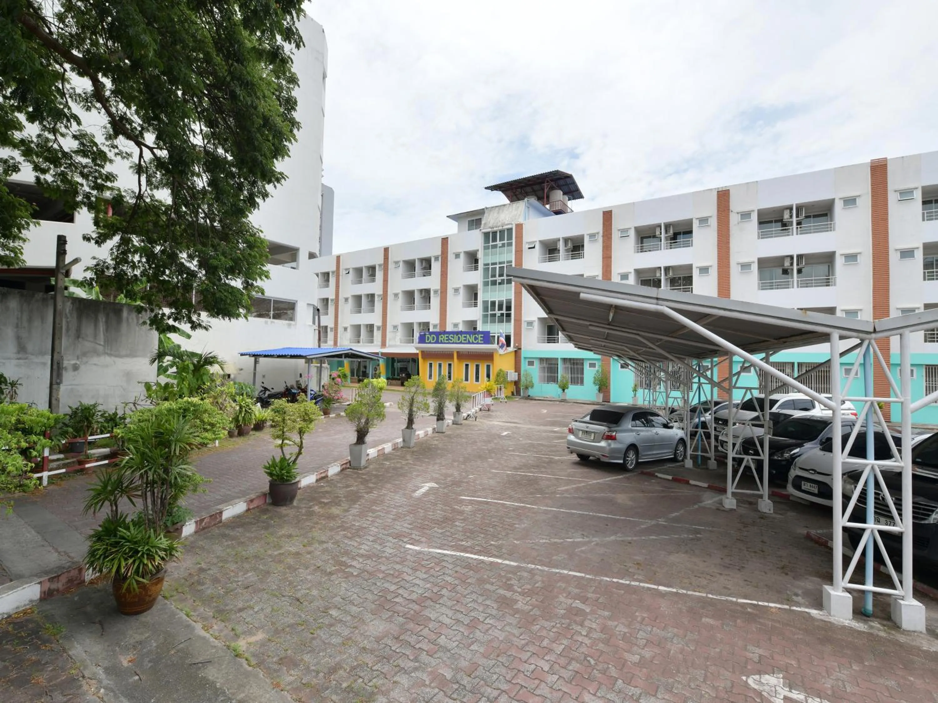 Facade/entrance in DD Residence