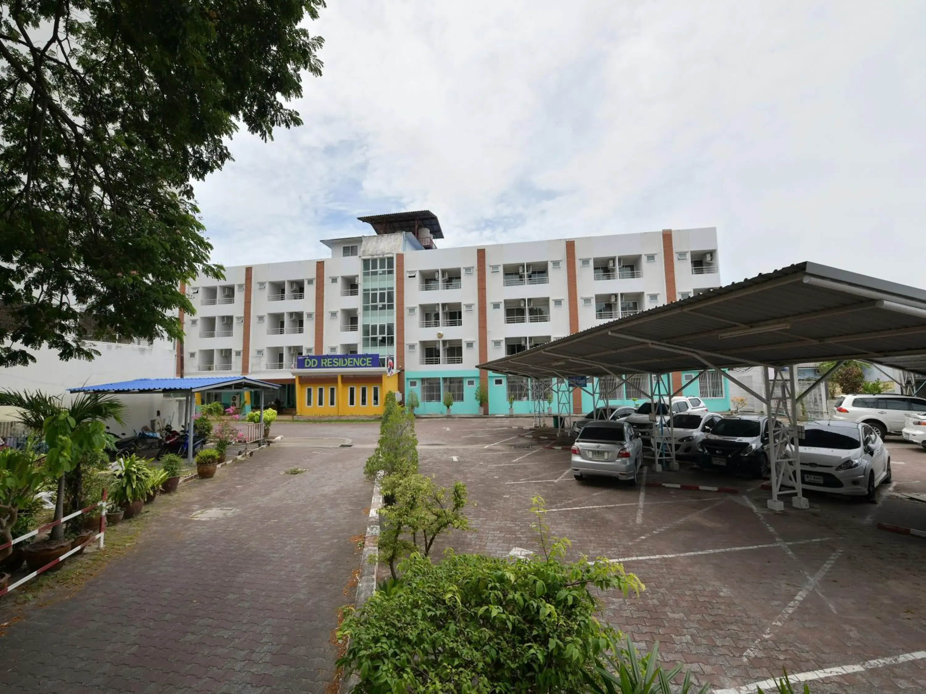 Facade/entrance in DD Residence Facade/entrance in DD Residence