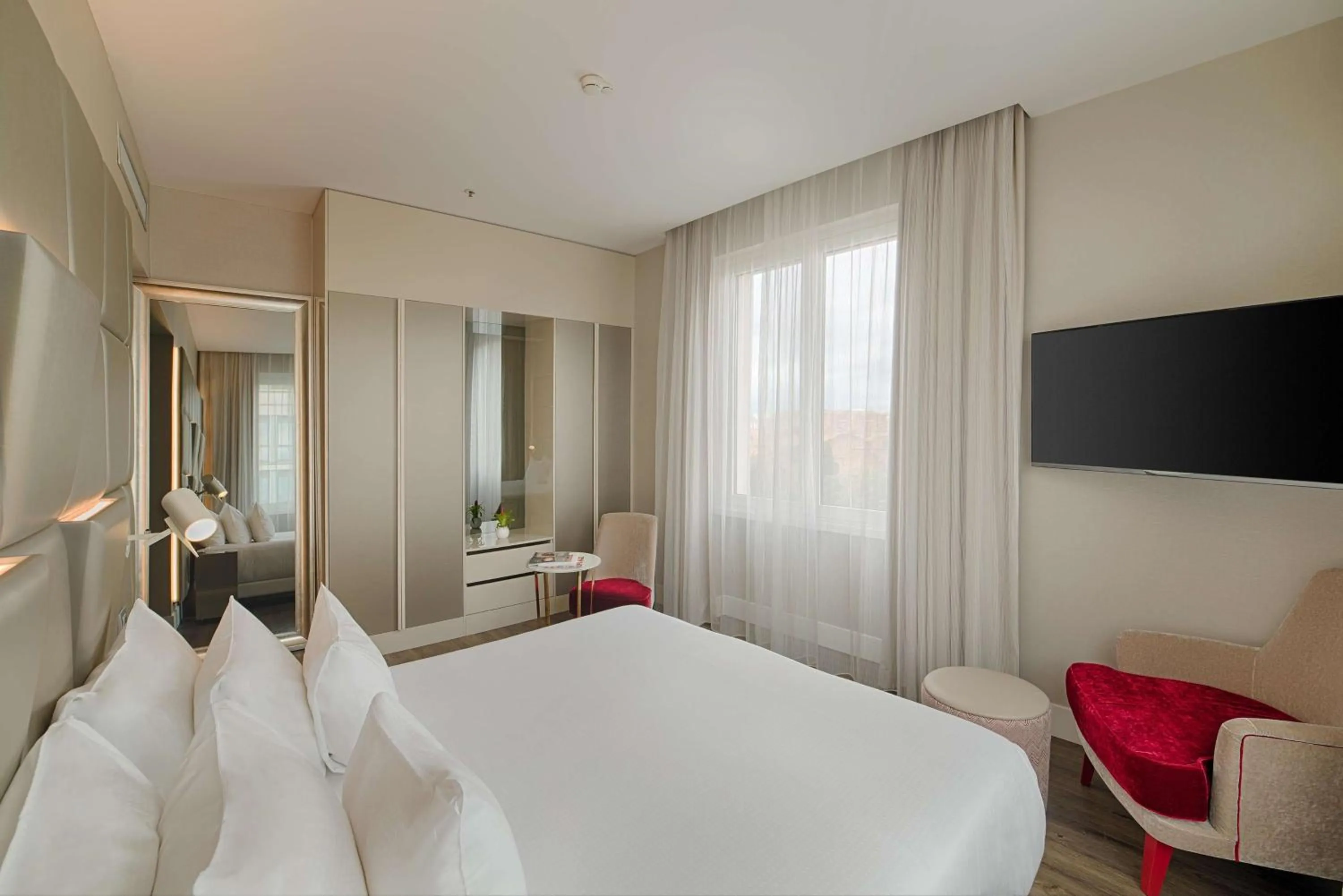 Photo of the whole room, Bed in NH Collection Palazzo Cinquecento