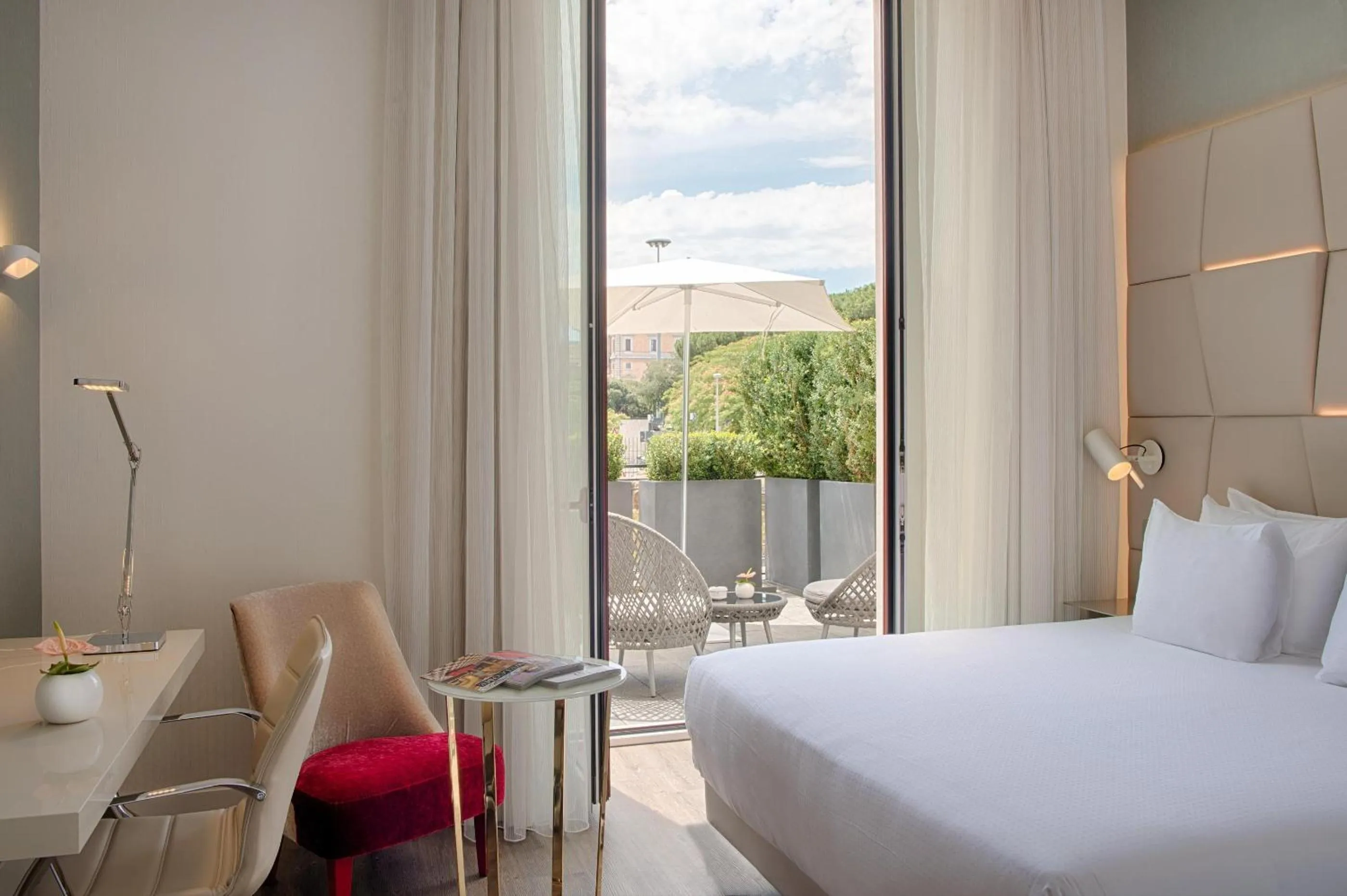 View (from property/room), Bed in NH Collection Palazzo Cinquecento