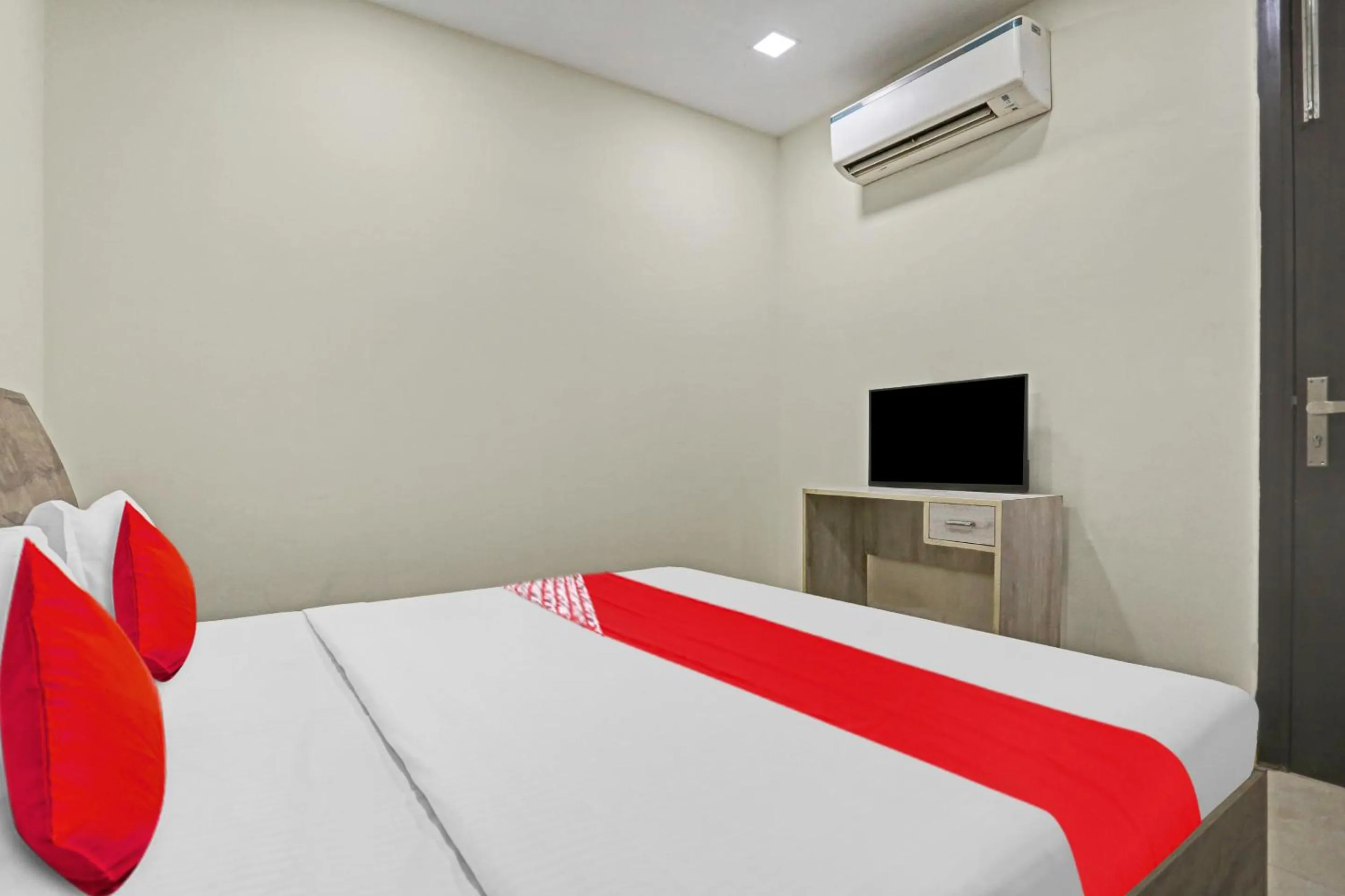 Bedroom, Bed in Hotel O Premium Rooms