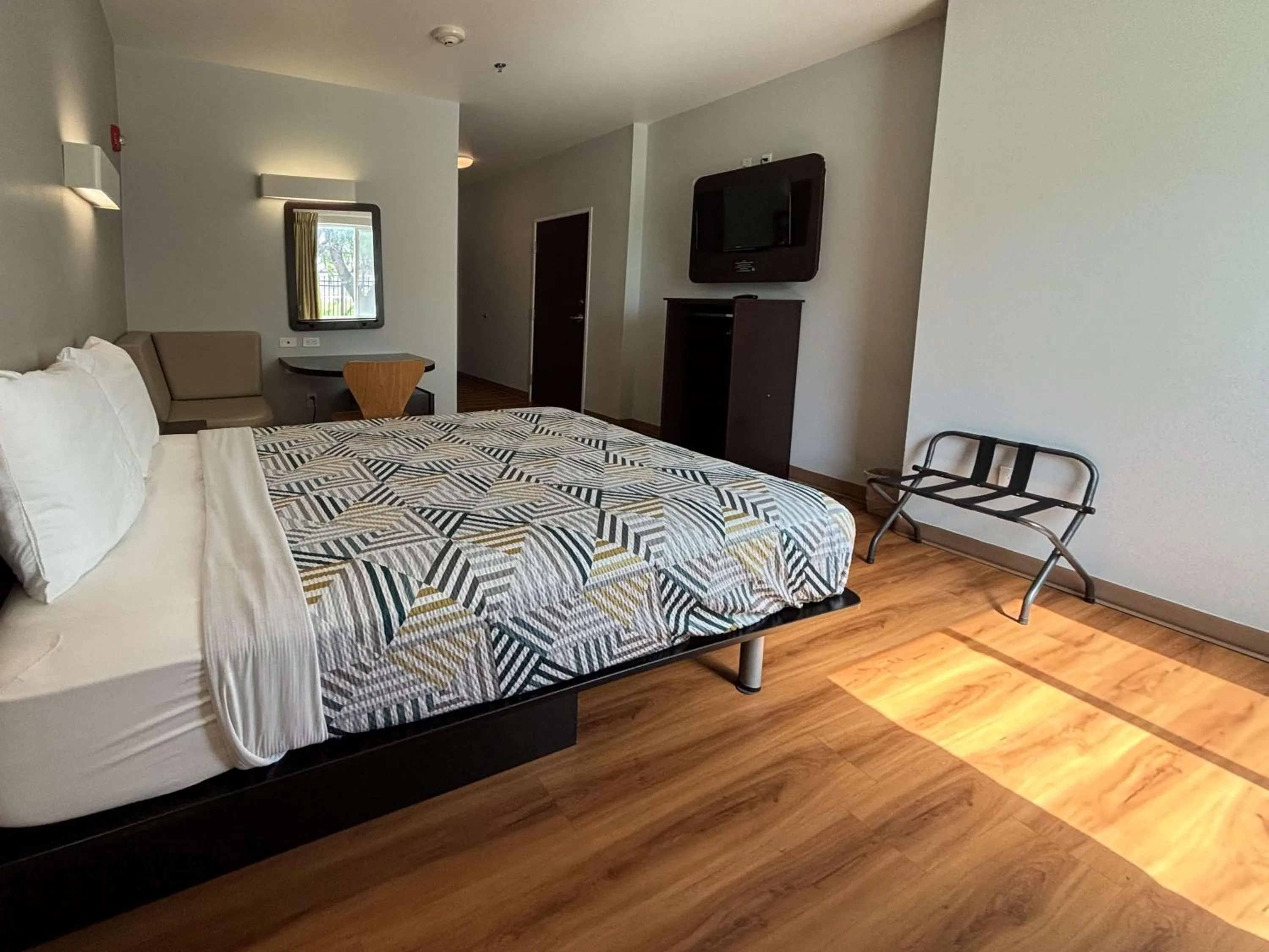 Bedroom, Bed in Motel 6-Weslaco, TX