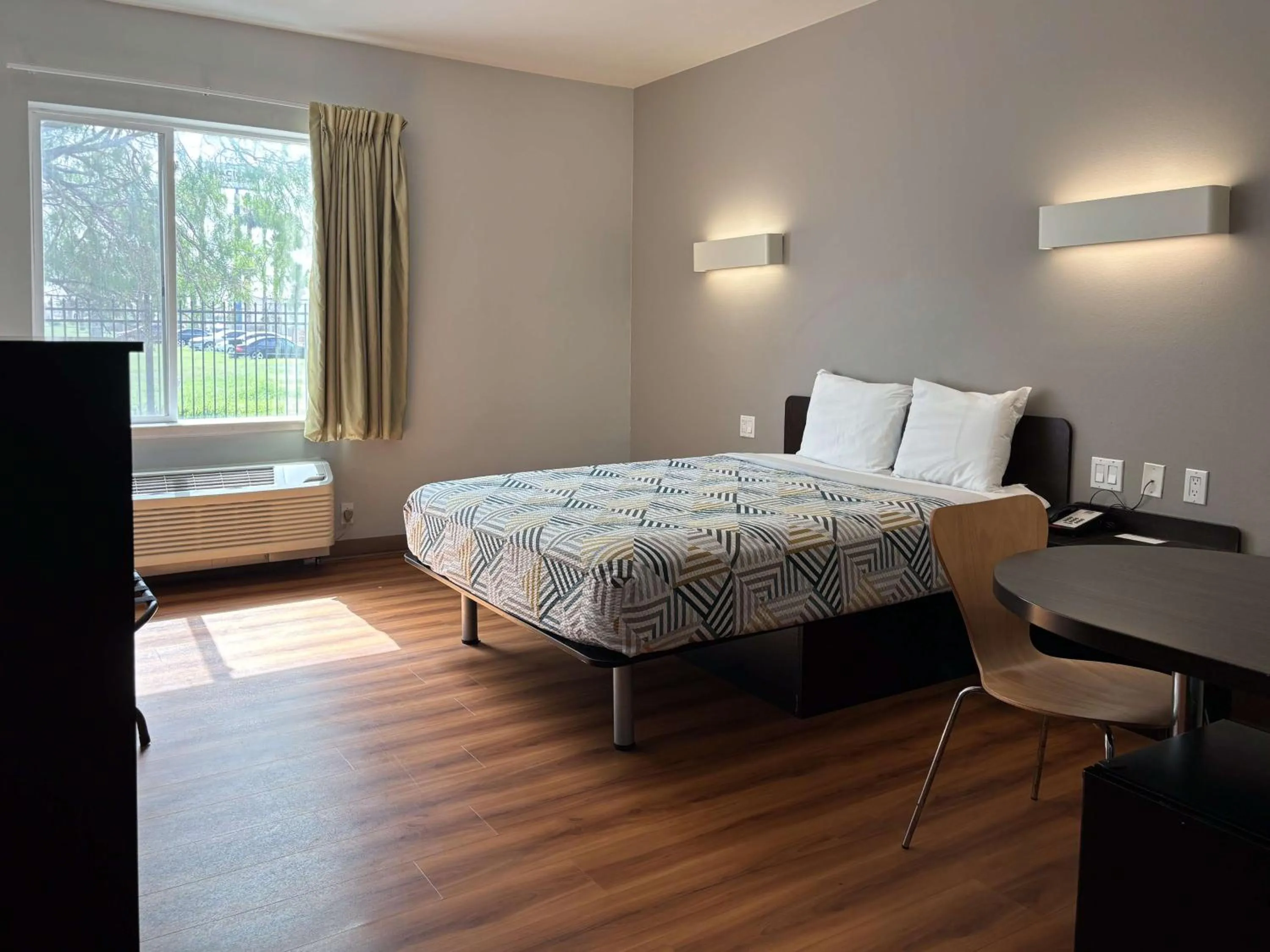 Bedroom, Bed in Motel 6-Weslaco, TX