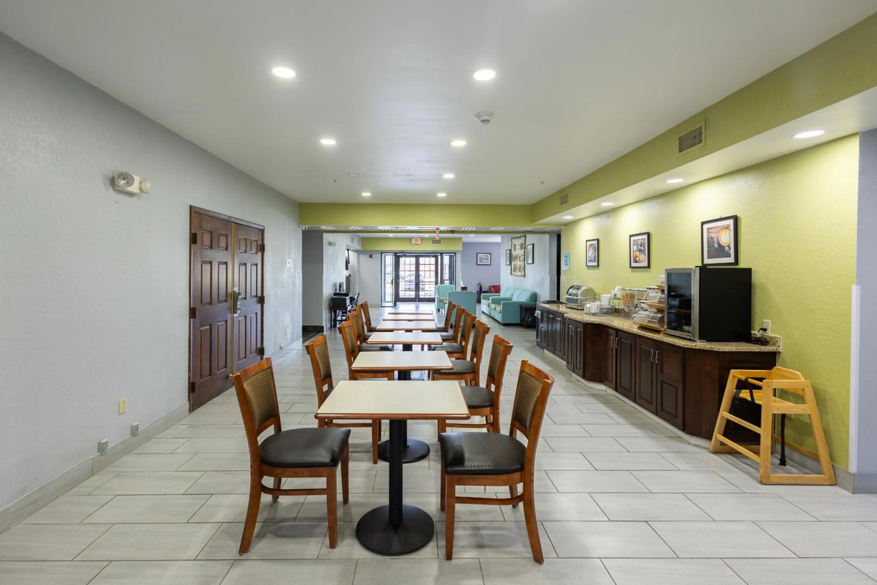 Restaurant/places to eat in Countryside Inn and Suites