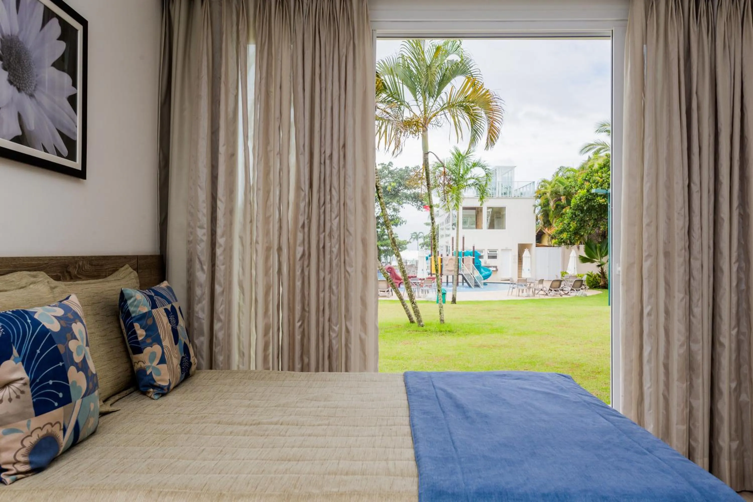 Bedroom, Bed in Beach Hotel Sunset