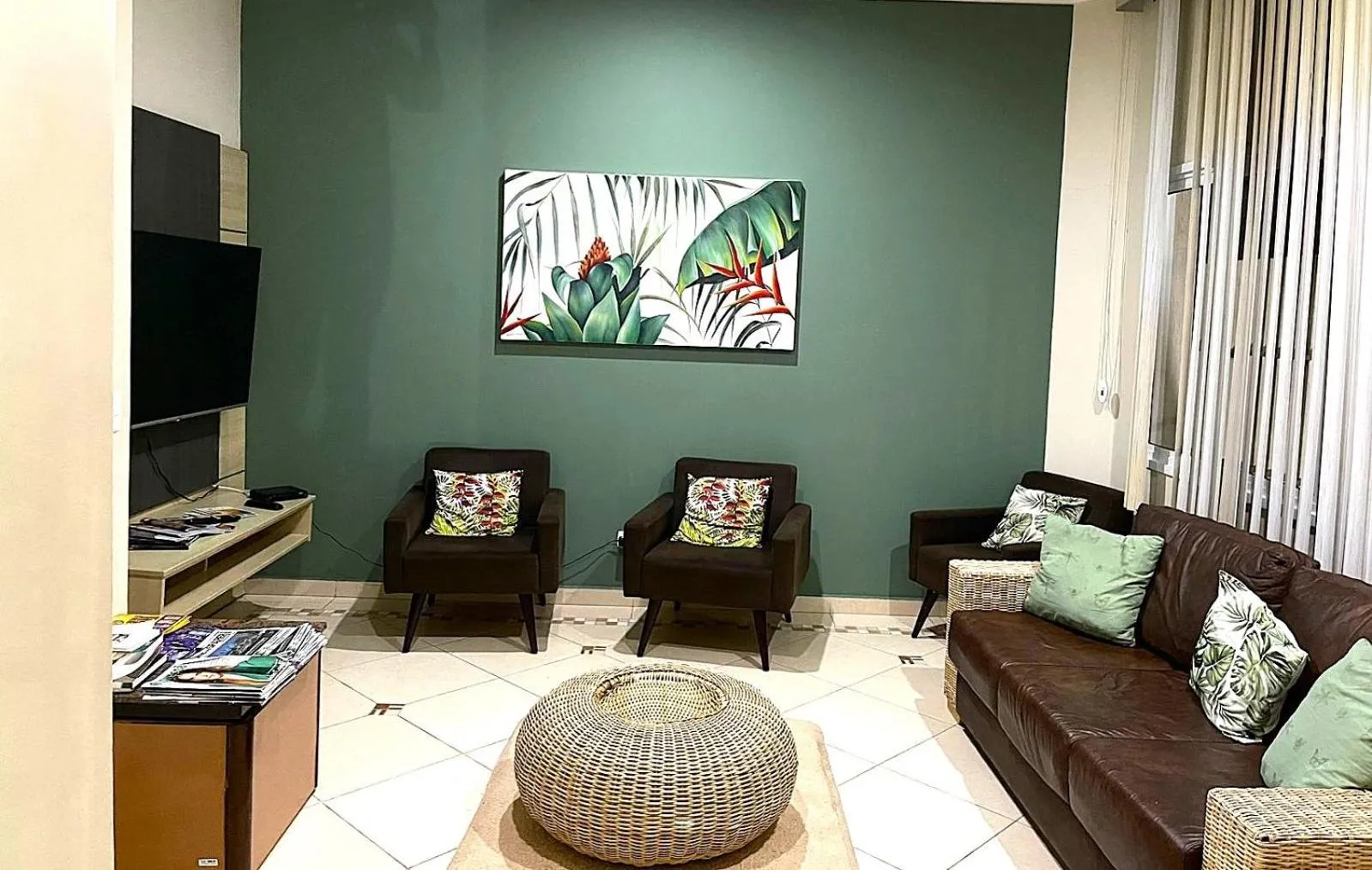 Communal lounge/ TV room in Hotel Rosa da Ilha Guaruja - Perto do Mar com piscina