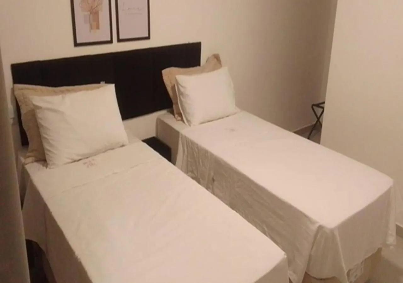 Bathroom, Bed in Hotel Rosa da Ilha Guaruja - 80m do mar, 02 piscinas, sala de jogos, brinquedão de percurso para crianças