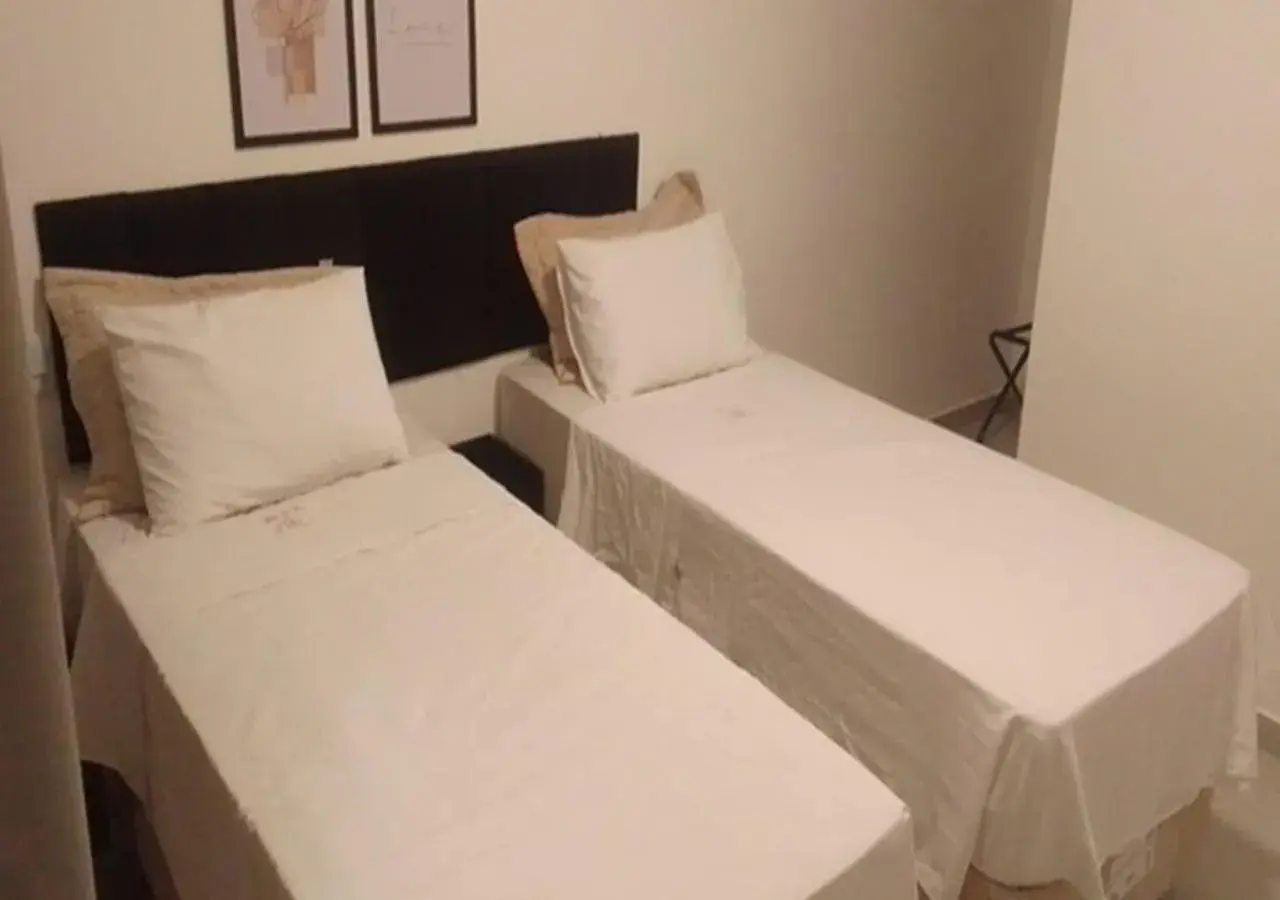 Standard Twin Room in Hotel Rosa da Ilha Guaruja - 80m do mar, 02 piscinas, sala de jogos, brinquedão de percurso para crianças Standard Twin Room in Hotel Rosa da Ilha Guaruja - 80m do mar, 02 piscinas, sala de jogos, brinquedão de percurso para crianças