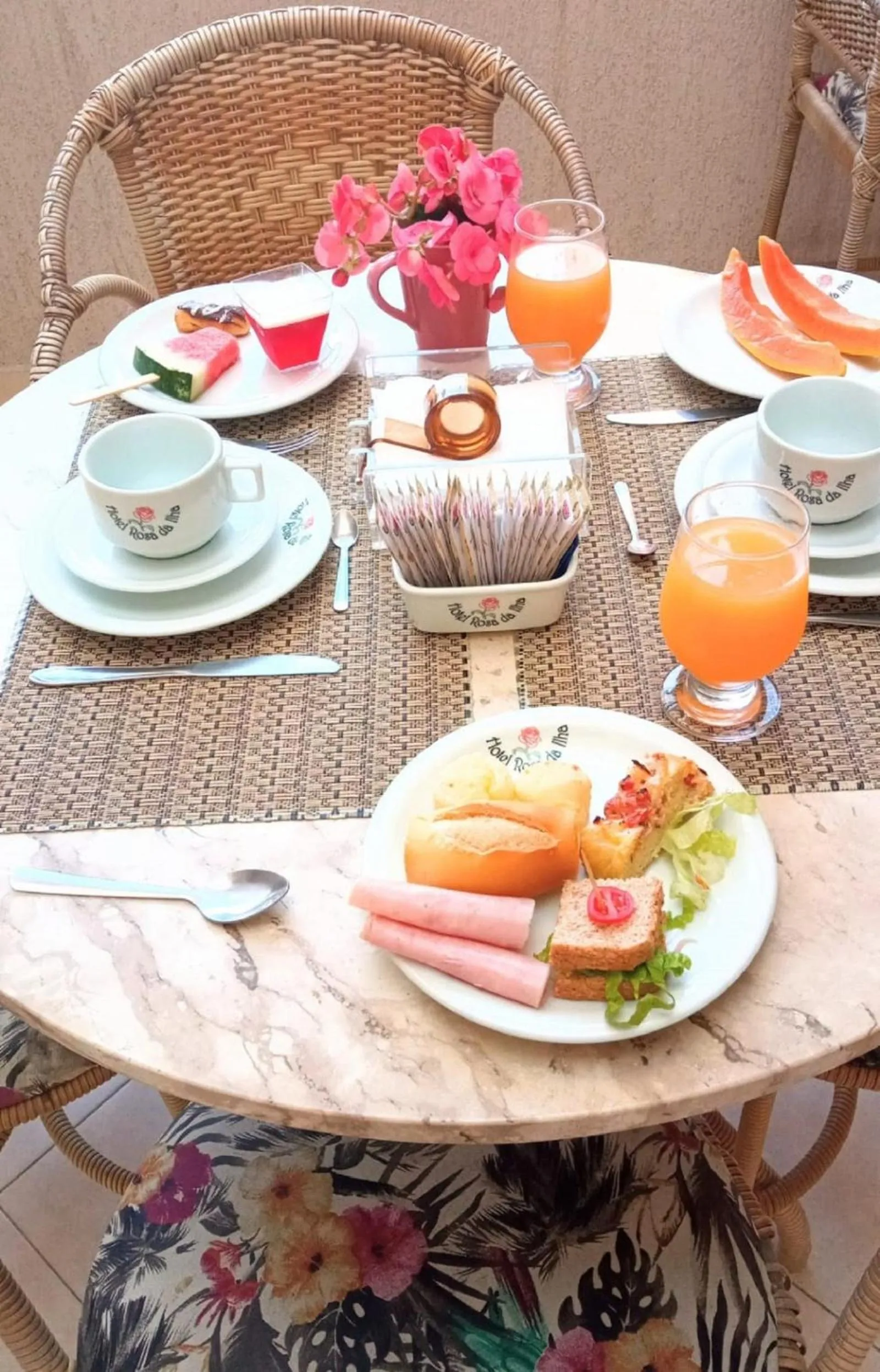 Breakfast in Hotel Rosa da Ilha Guaruja - Perto do Mar com piscina