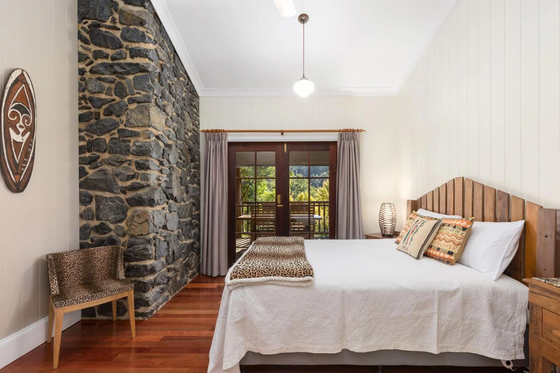 Photo of the whole room, Bed in Friday Creek Retreat