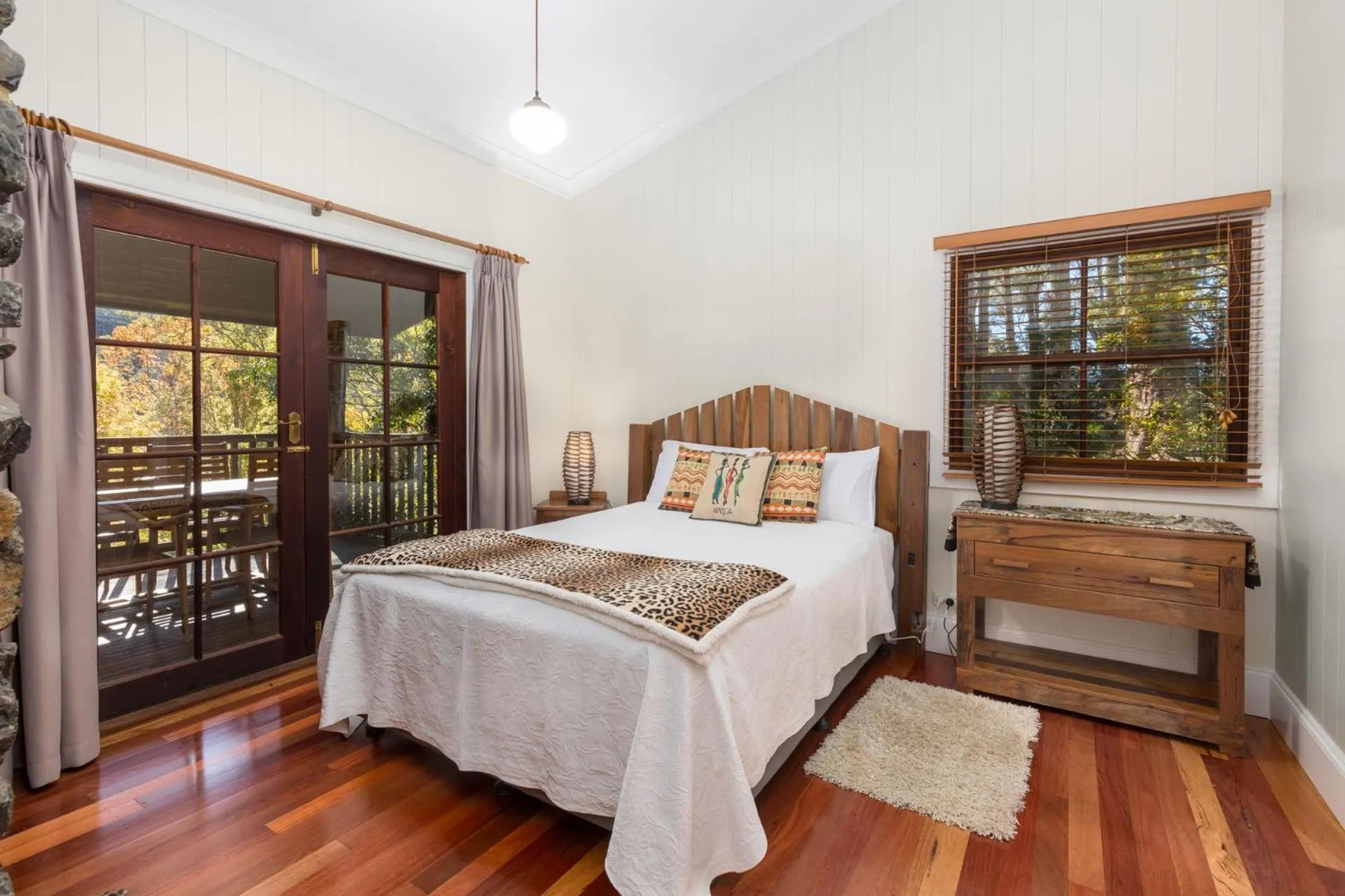 Photo of the whole room, Bed in Friday Creek Retreat