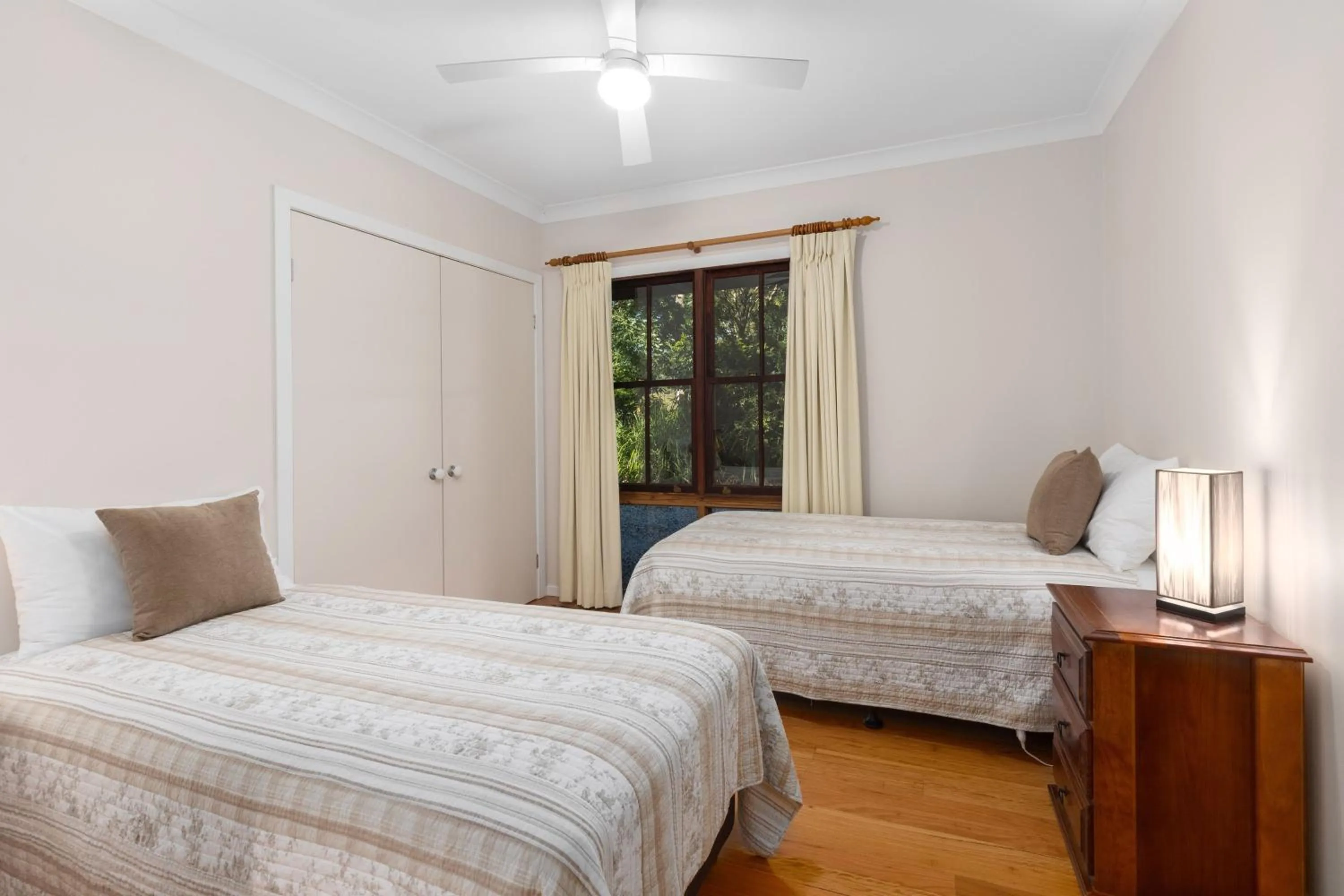 Photo of the whole room, Bed in Friday Creek Retreat