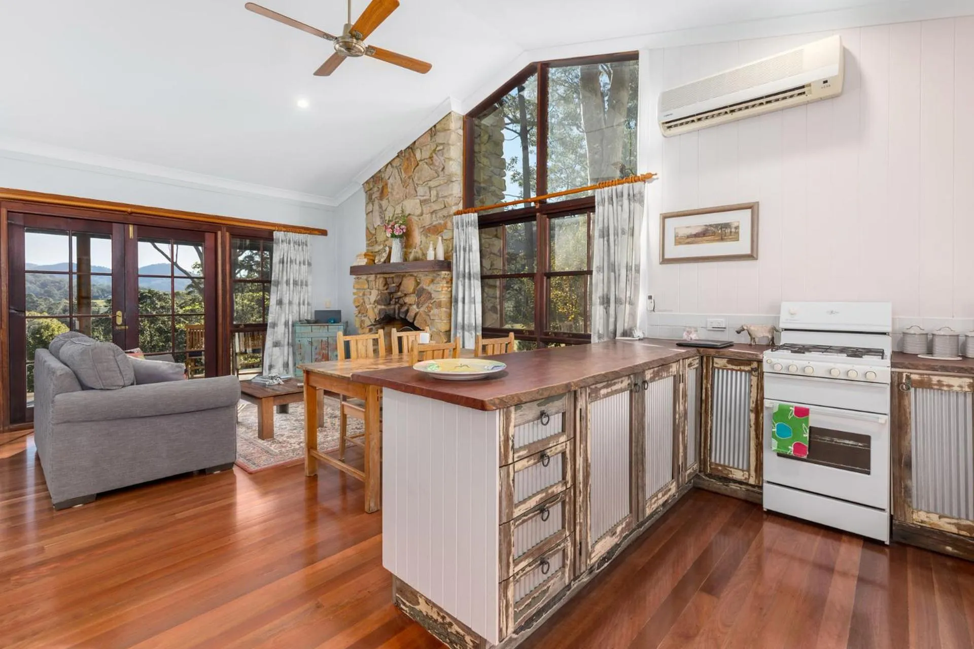 Kitchen or kitchenette in Friday Creek Retreat
