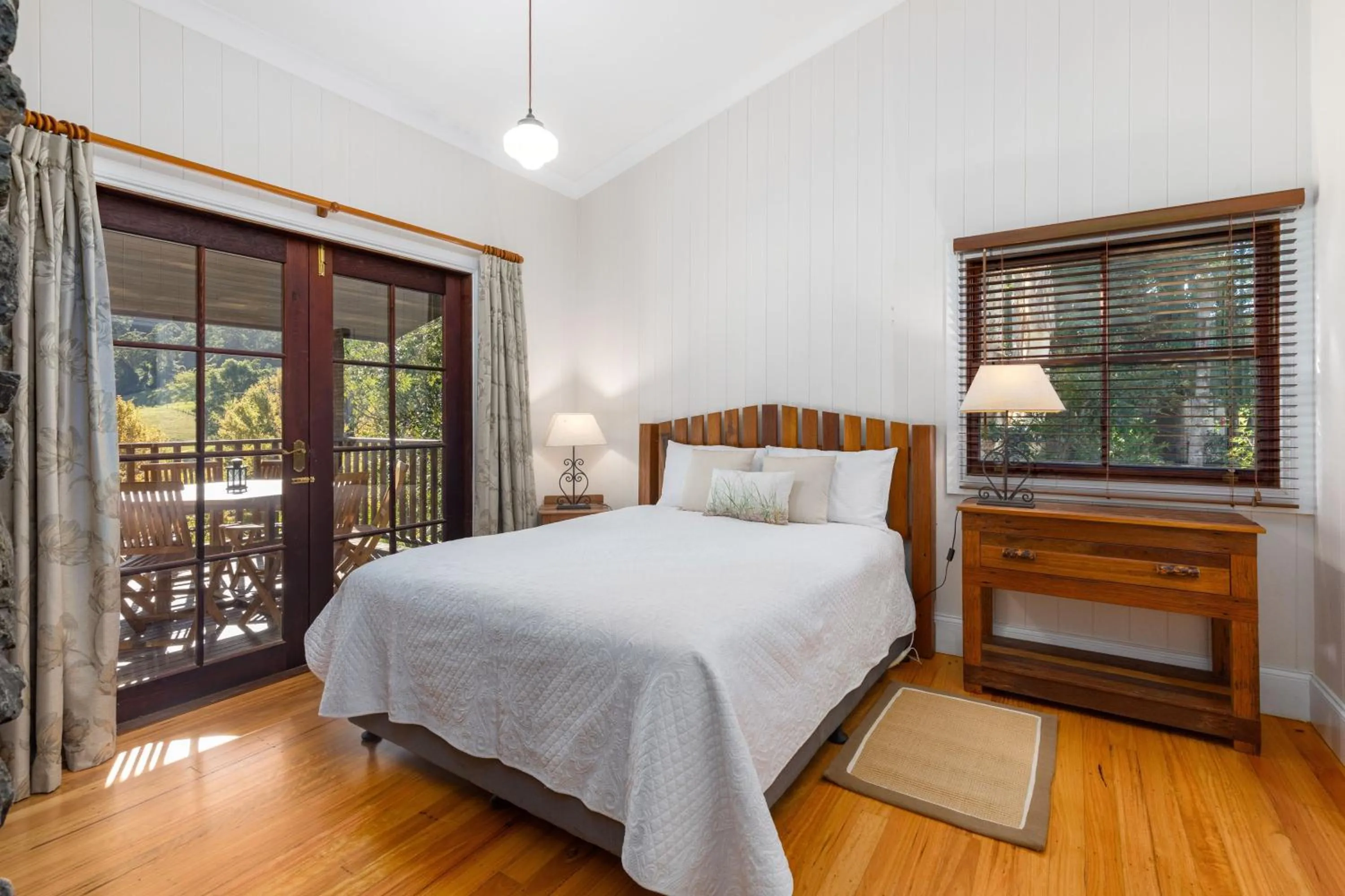 Photo of the whole room, Bed in Friday Creek Retreat