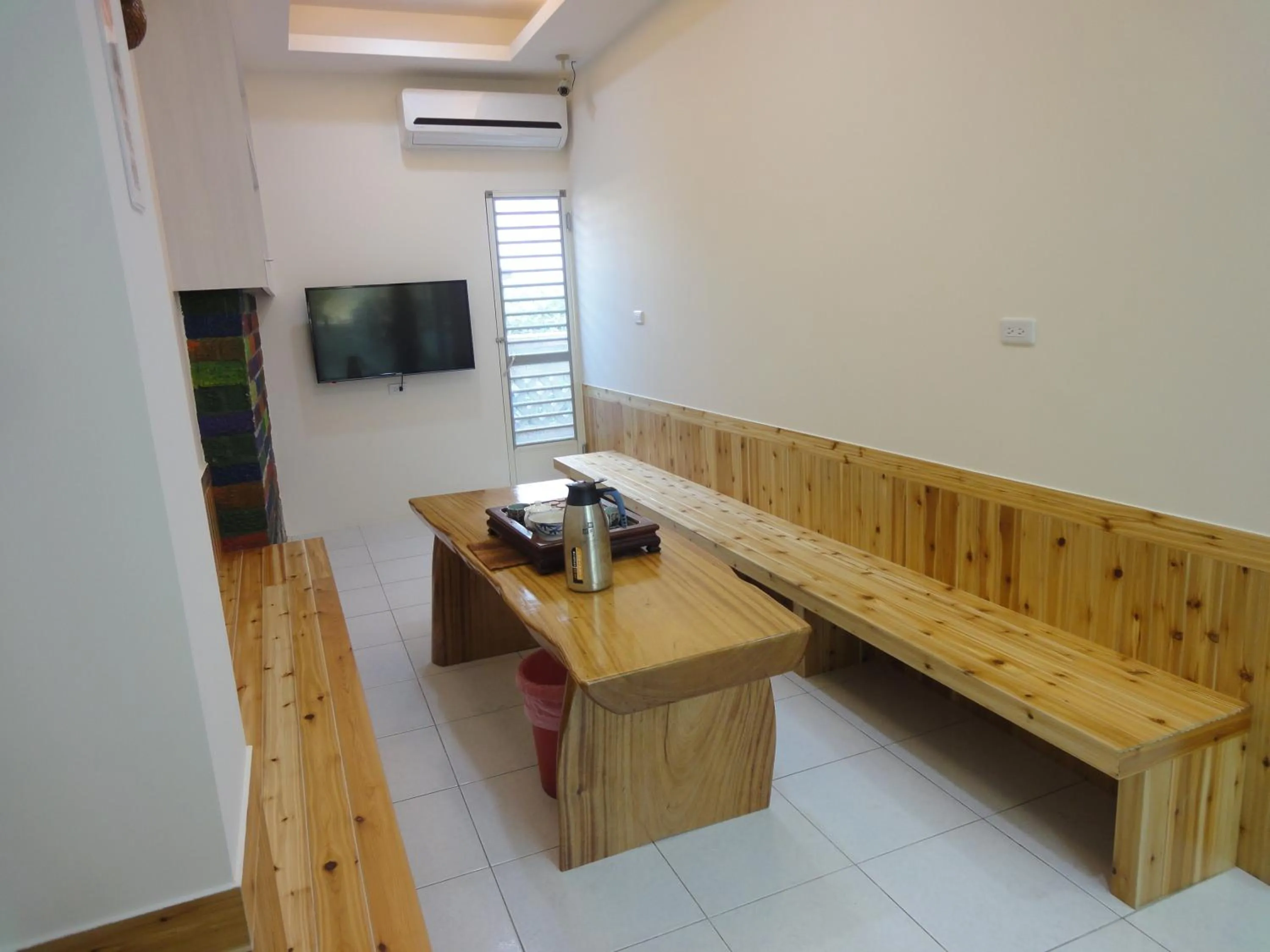 Communal lounge/ TV room in Baisha Bay B&B