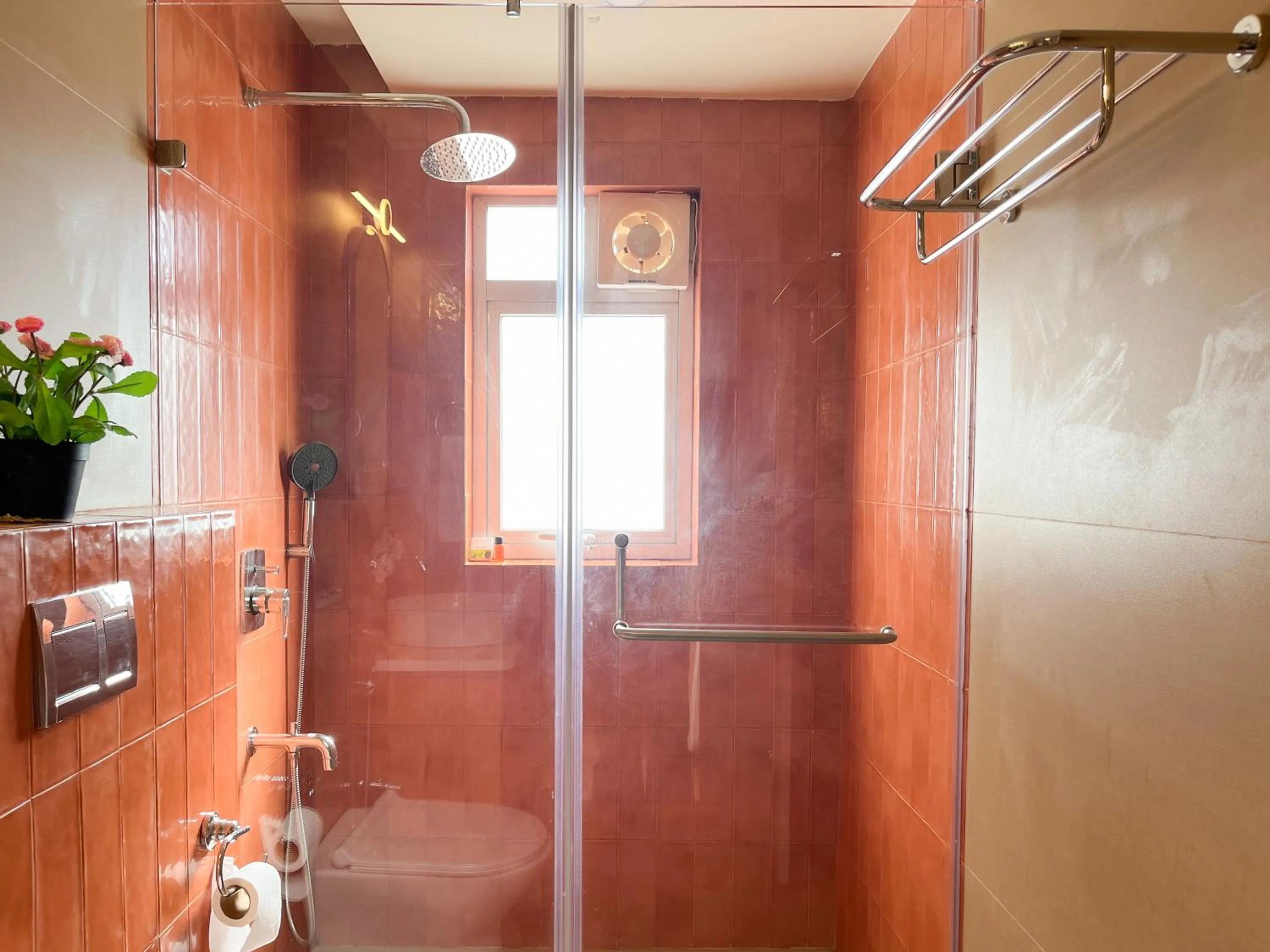 Shower in Rainforest Enclave, Arpora - 10 mins to Baga beach