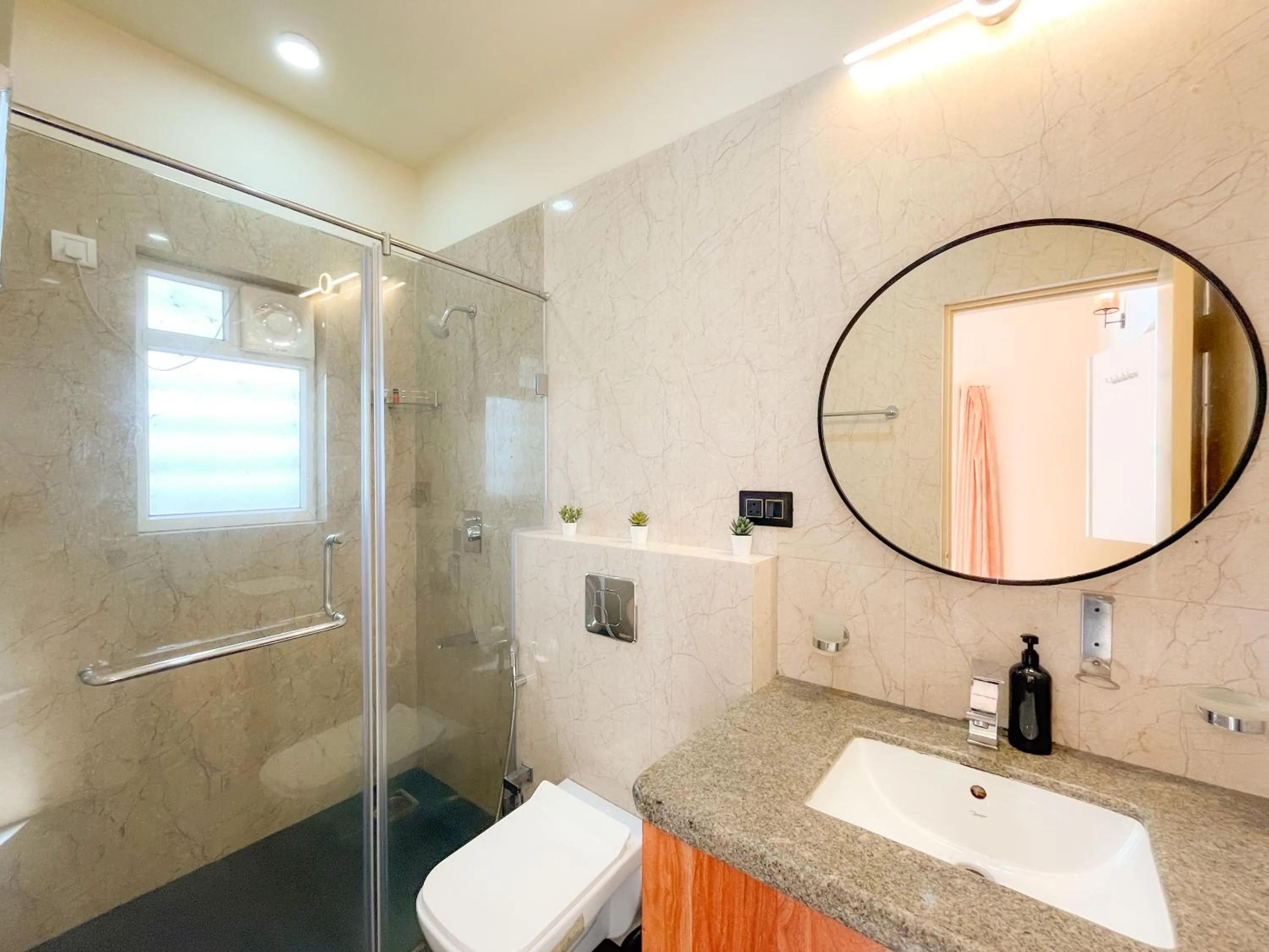 Shower in Rainforest Enclave, Arpora - 10 mins to Baga beach