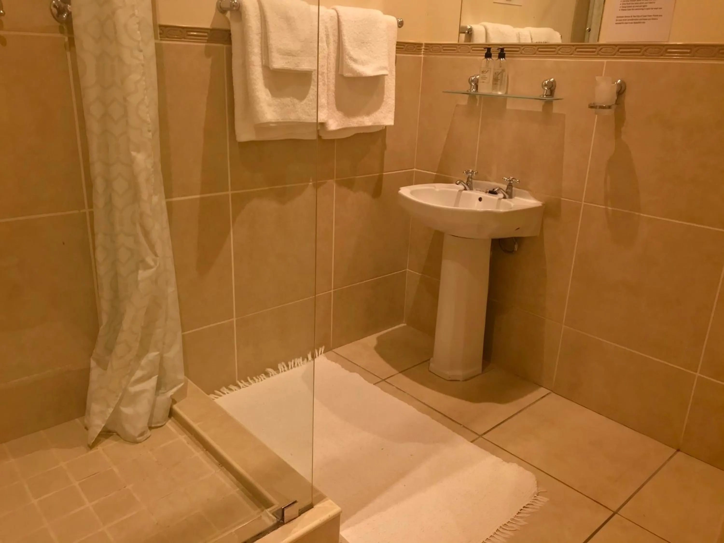 Bathroom in Sundown Manor Guest House