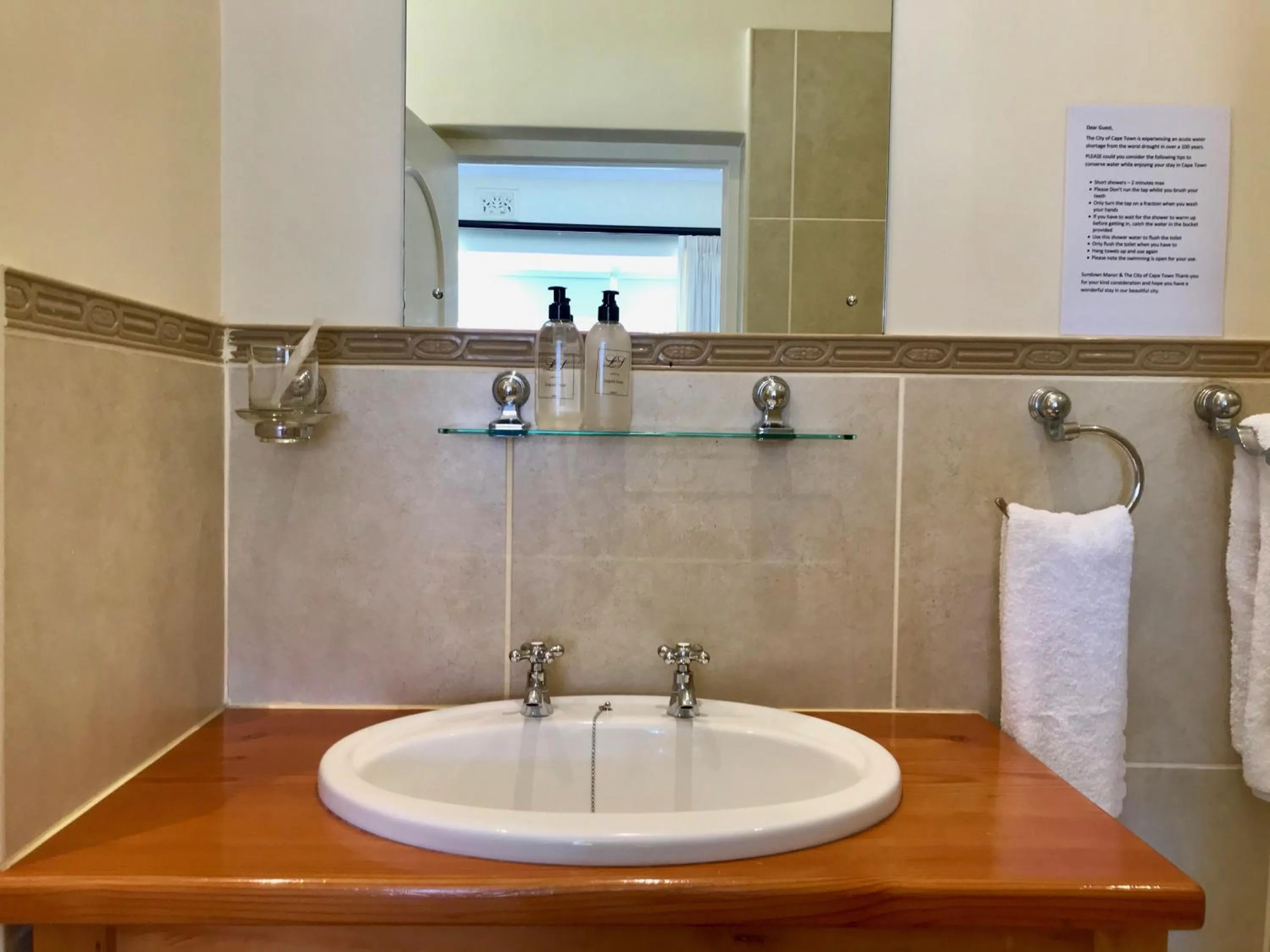 Bathroom in Sundown Manor Guest House