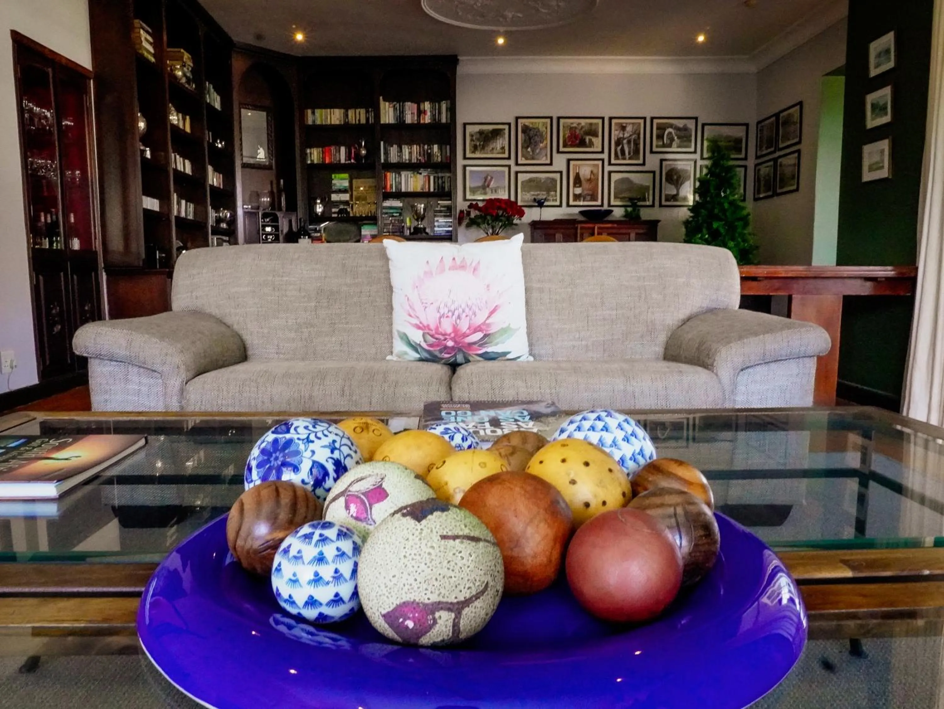 Communal lounge/ TV room in Sundown Manor Guest House