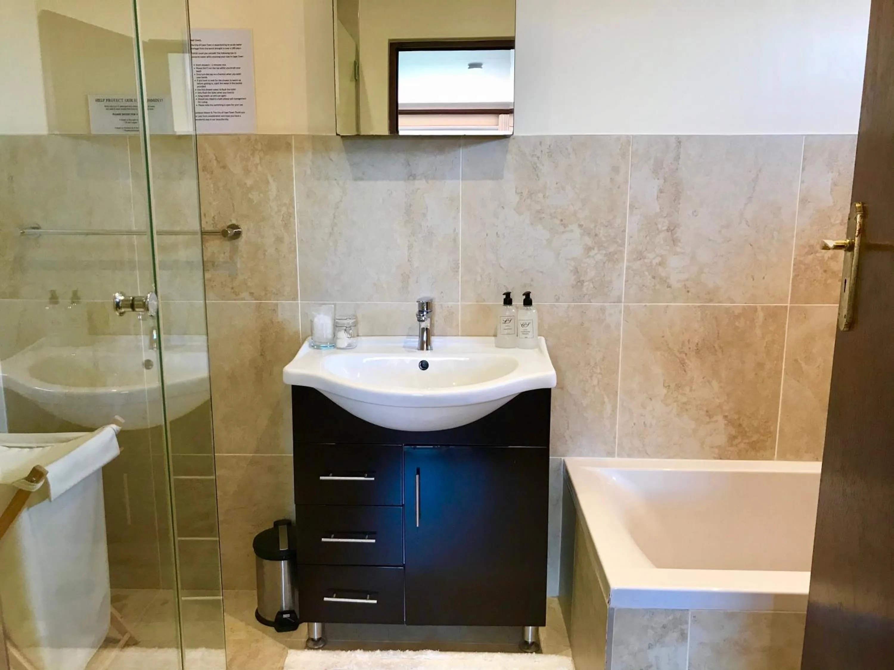 Bathroom in Sundown Manor Guest House