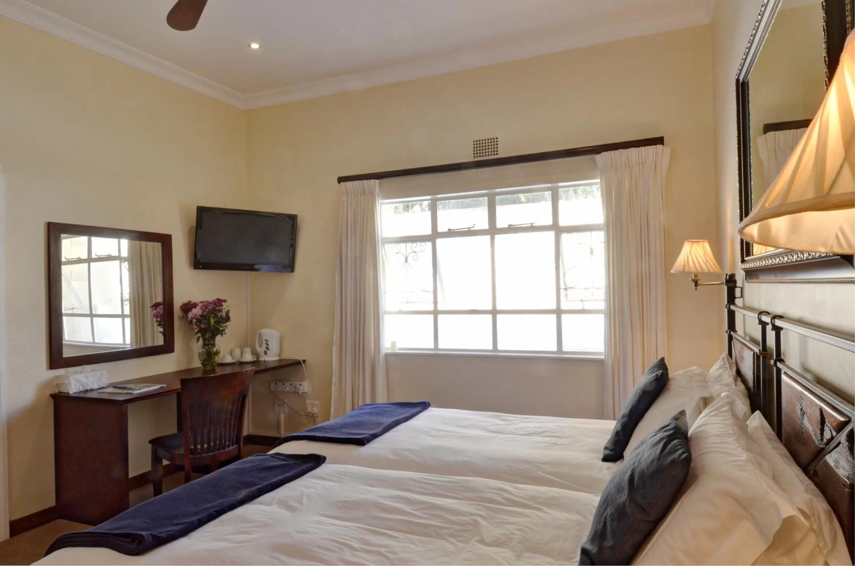 Bedroom, Bed in Sundown Manor Guest House