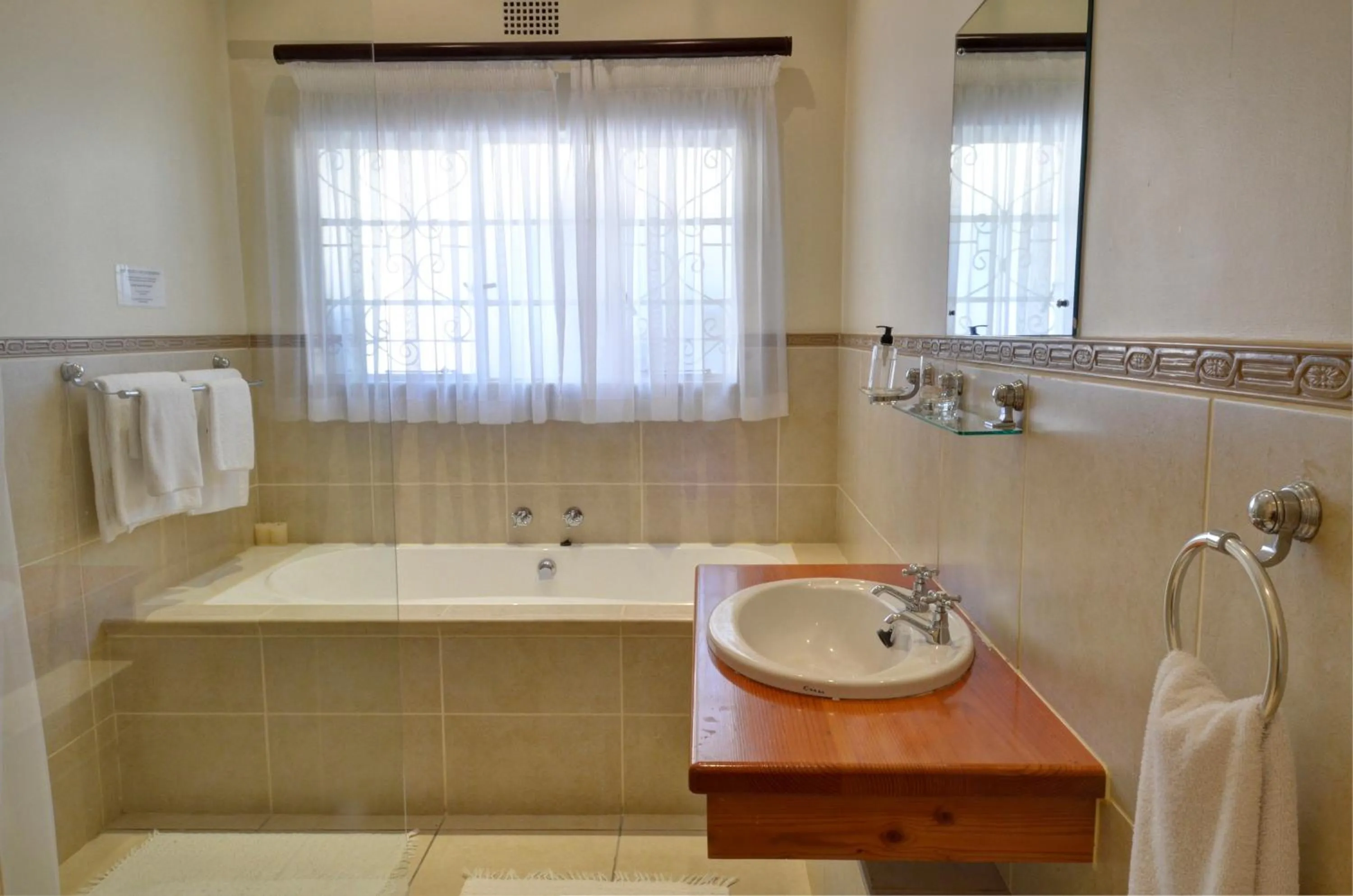 Bathroom in Sundown Manor Guest House