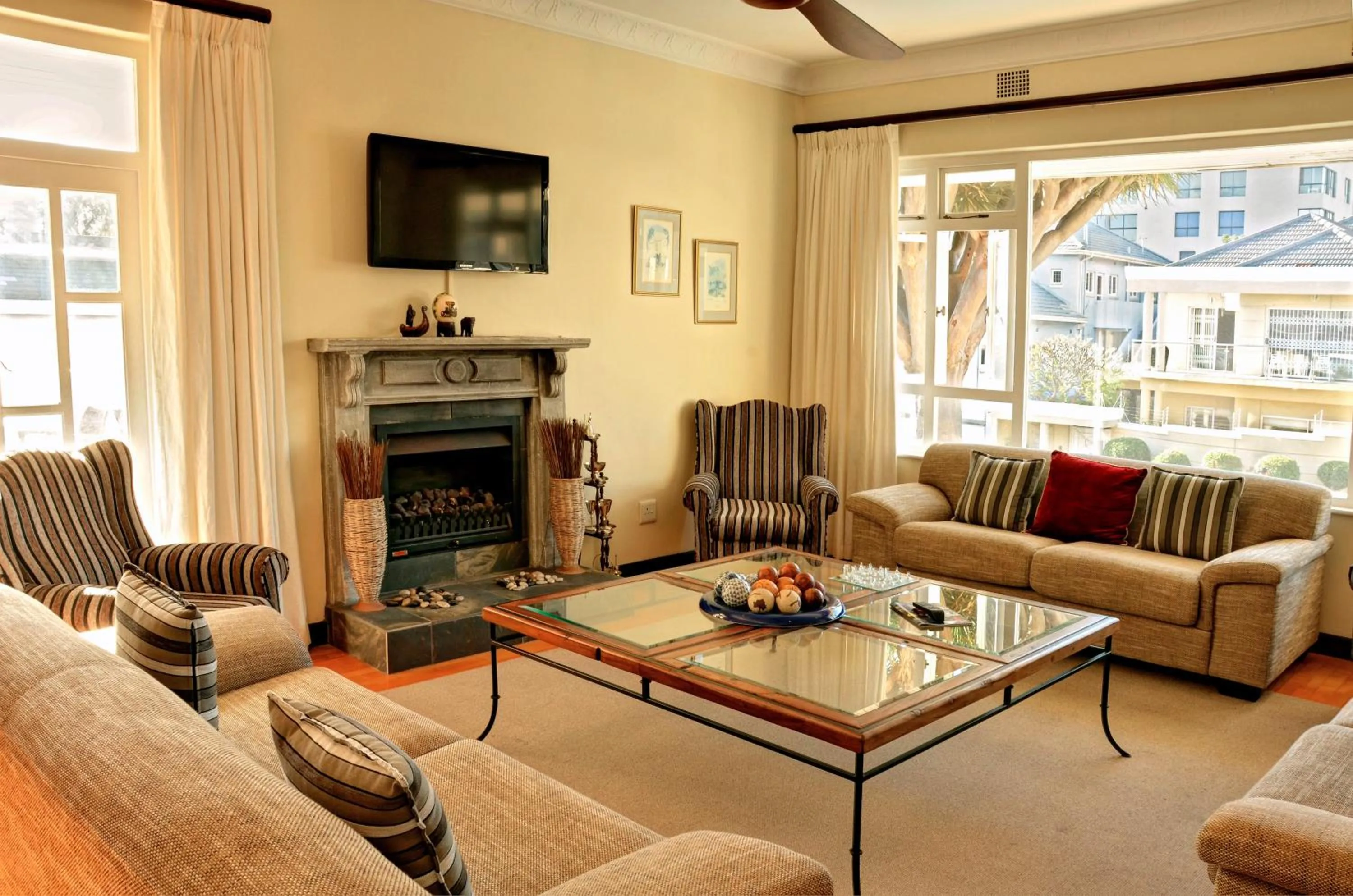 Communal lounge/ TV room in Sundown Manor Guest House