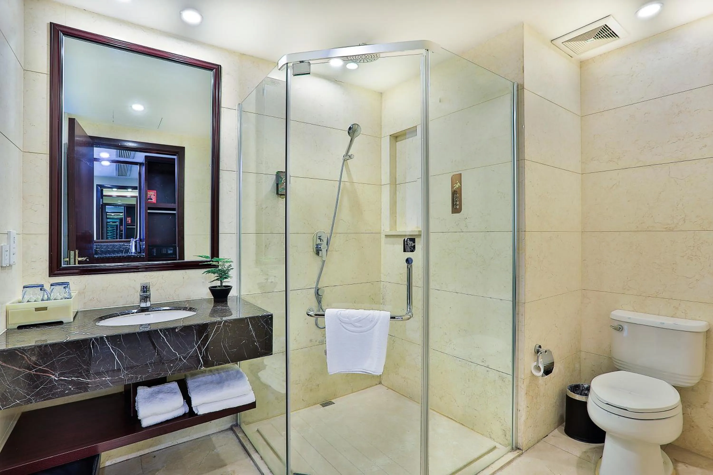 Shower in SSAW Boutique Hotel Tonglu World Trade