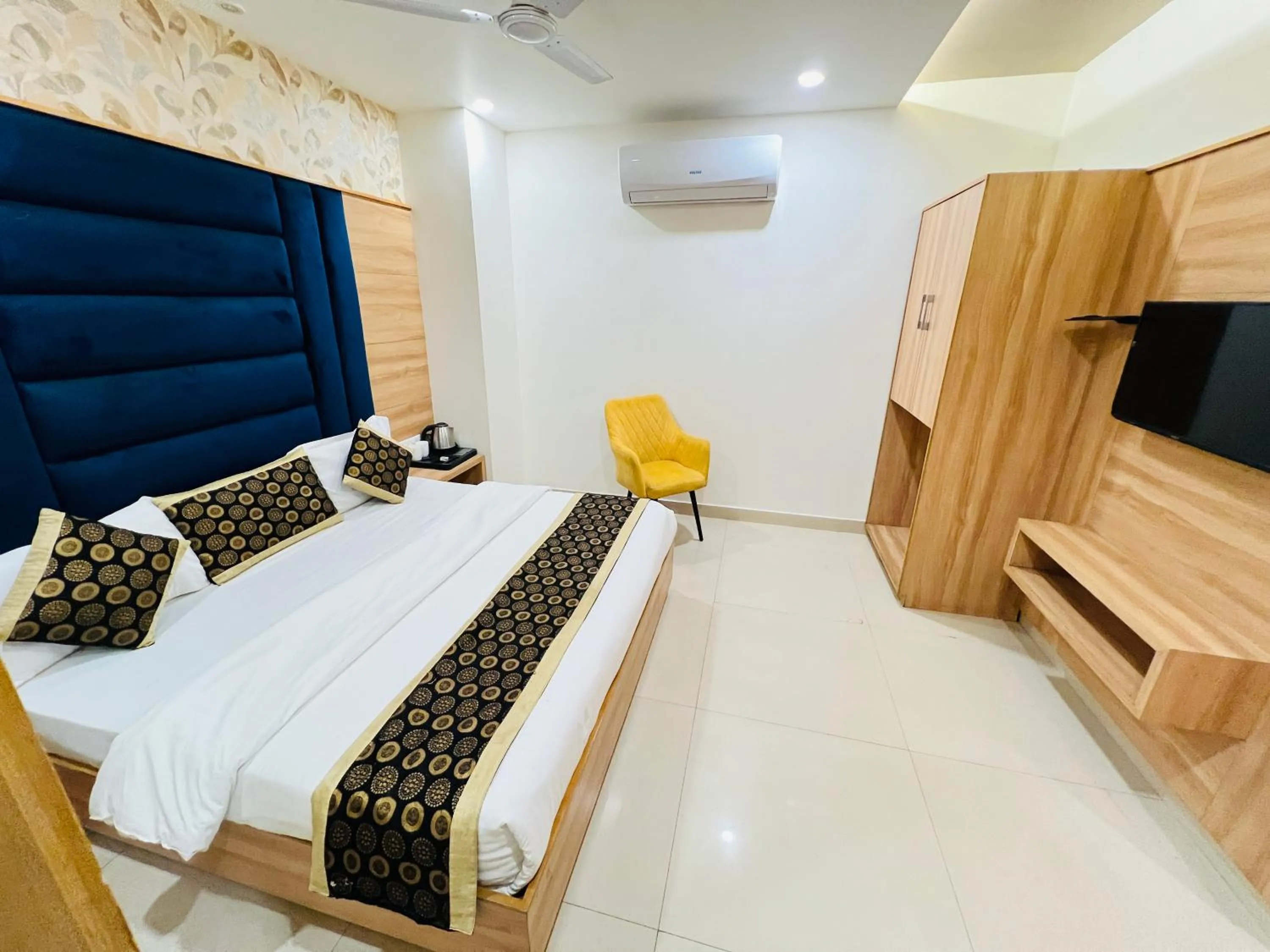 Communal lounge/ TV room, Bed in Hotel Diamond Villa and Banquet