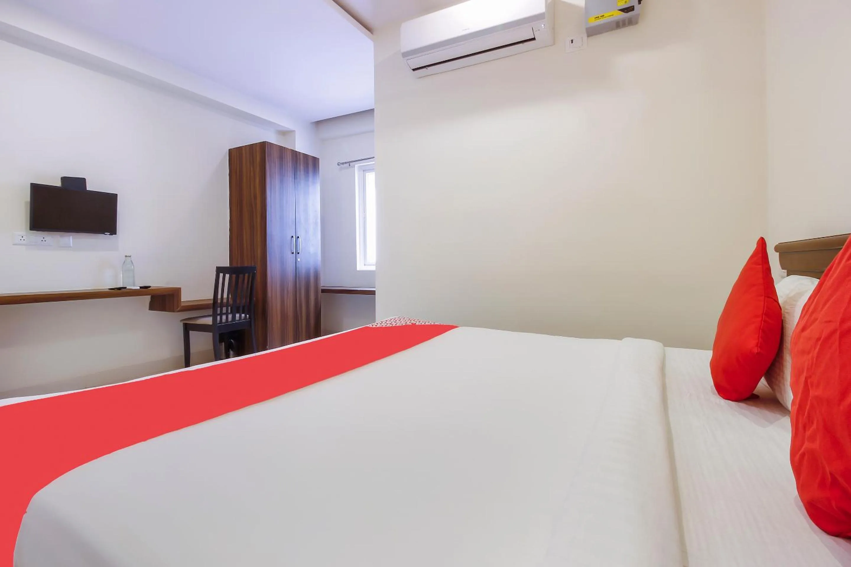 Bedroom, Bed in Hotel O Elite Spaces Puppalaguda