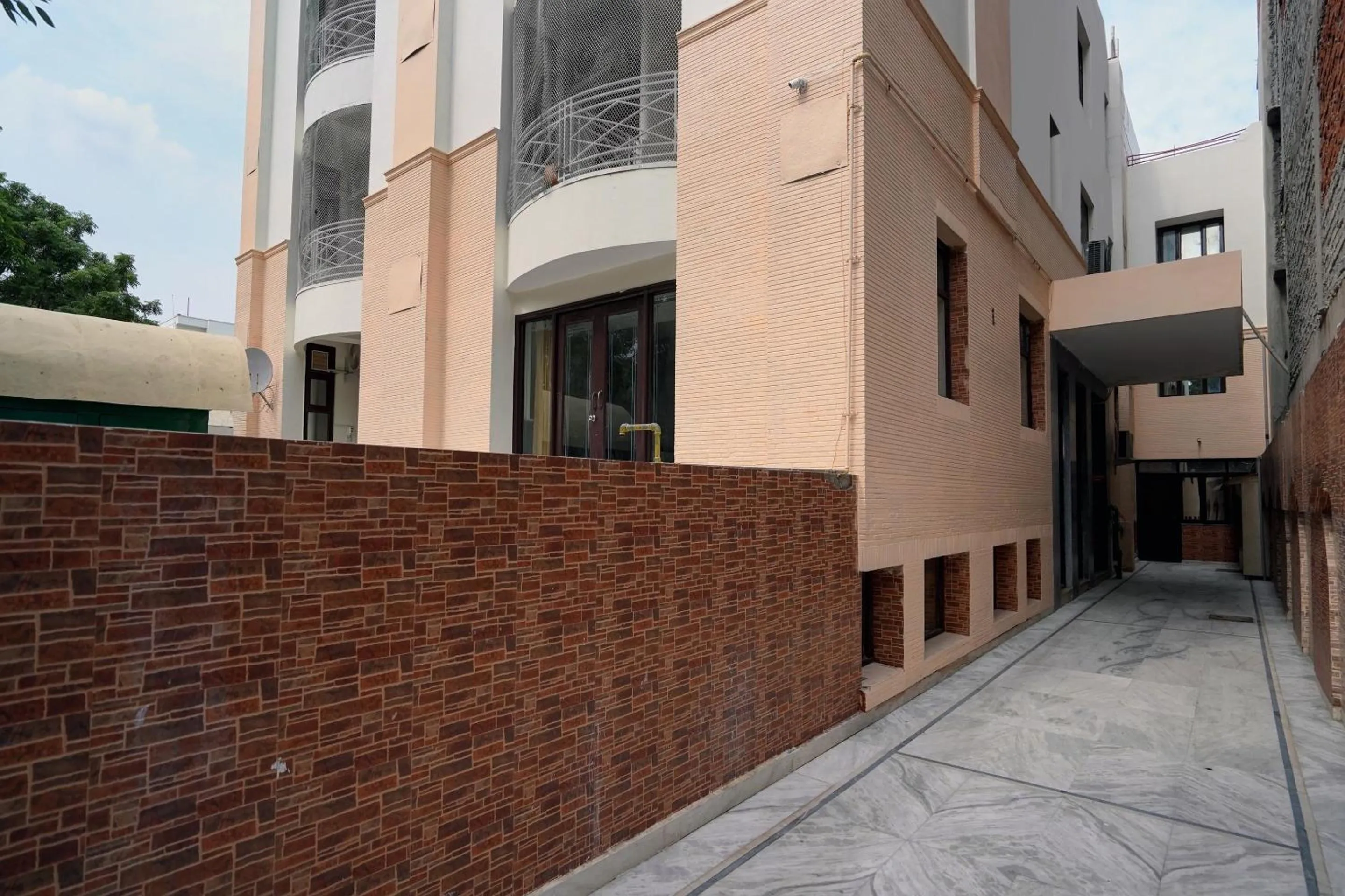 Facade/entrance in Collection O Royal Residency S30