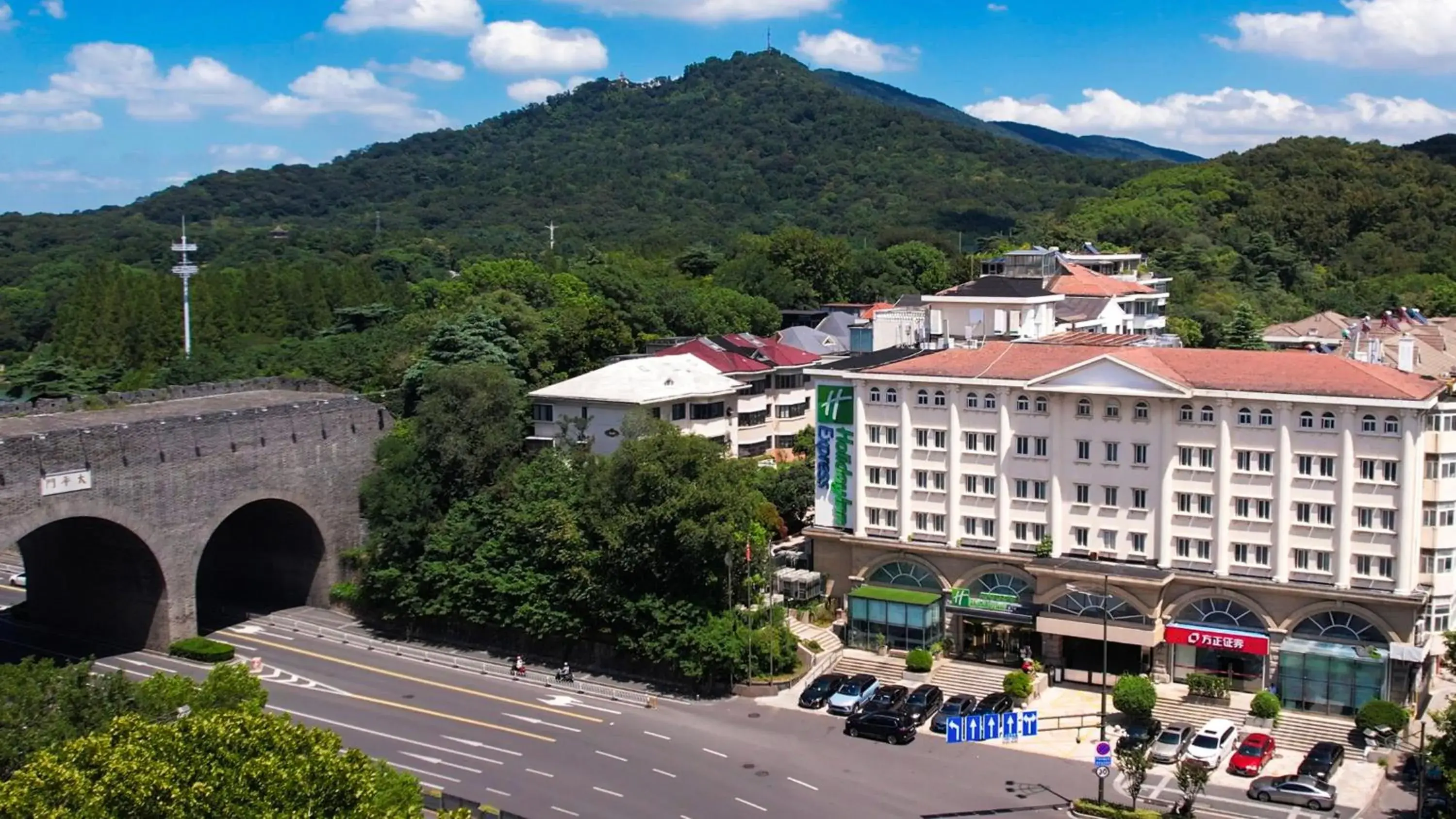 Property building in Holiday Inn Express Nanjing Xuanwu Lake by IHG Property building in Holiday Inn Express Nanjing Xuanwu Lake by IHG